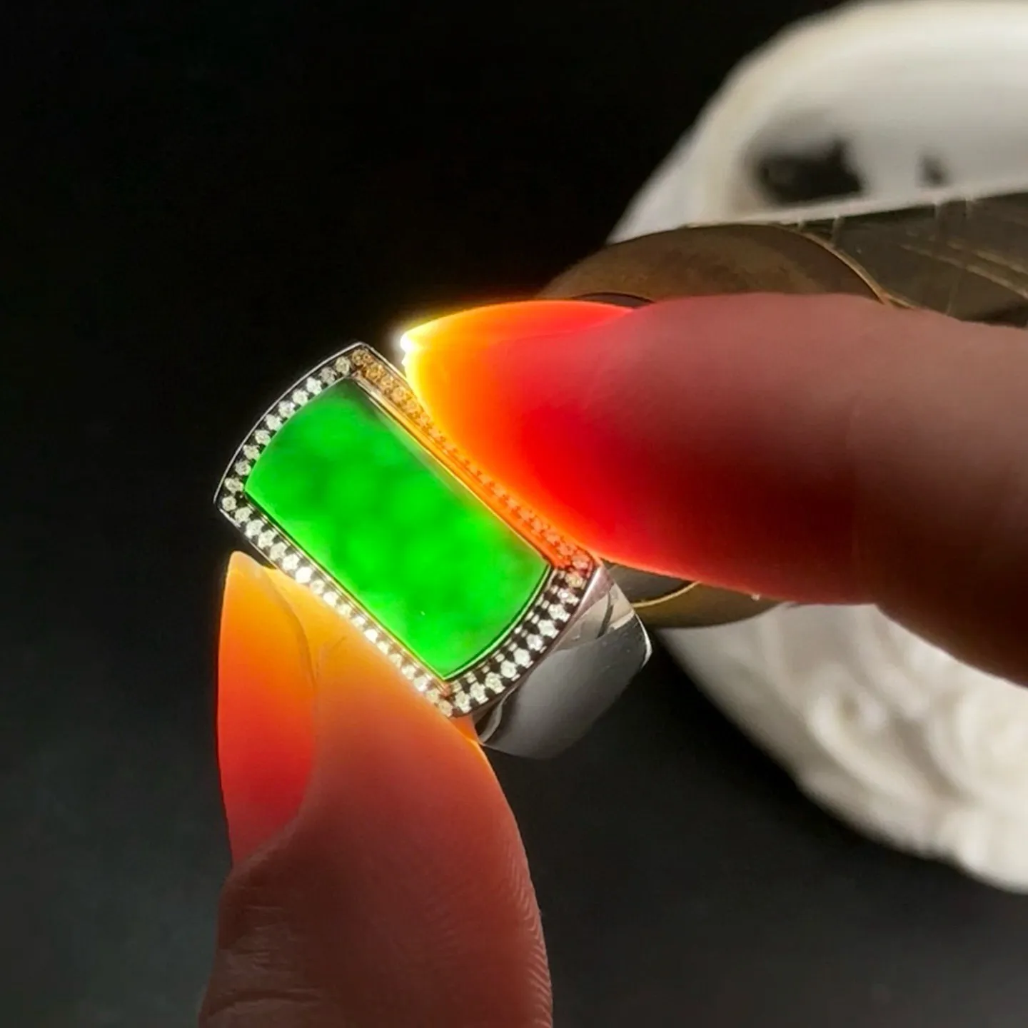 精品18k白金满钻马鞍男戒 种好色正 黑度极好 打灯通透 油性十足