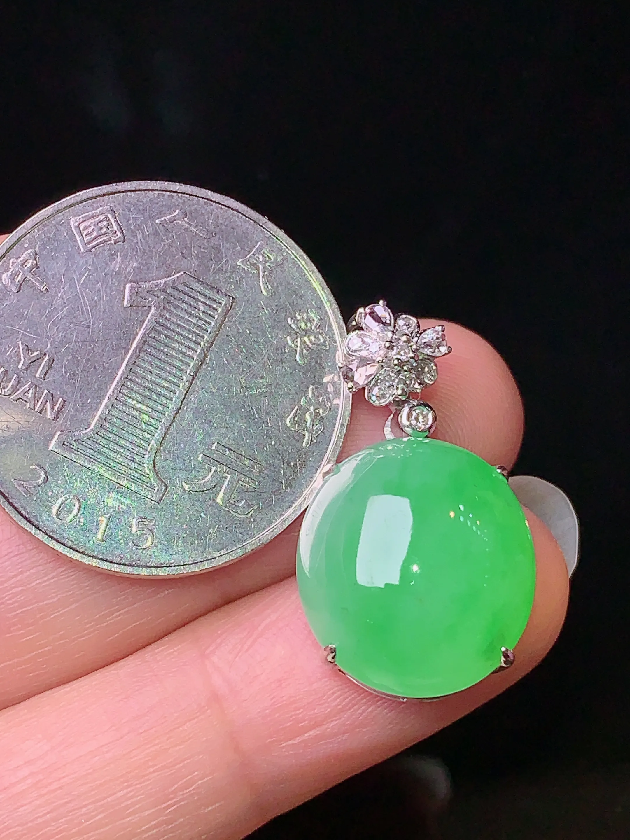 18k金钻镶嵌翠绿蛋面吊坠 玉质细腻 色泽清新艳丽 整体尺寸25.5*14.2*9.2