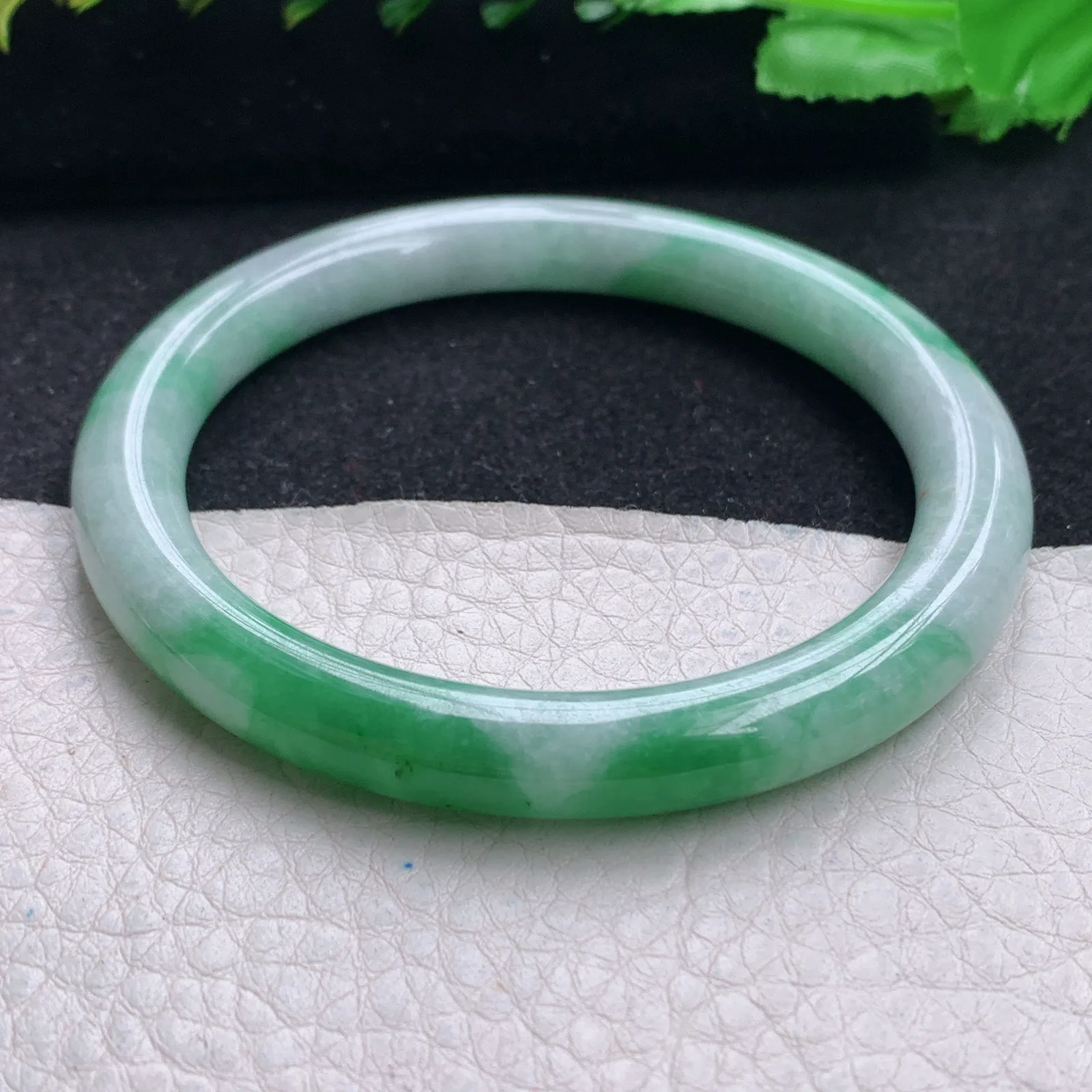yh自然光57*8*8.3叮当镯 缅甸翡翠玉手镯飘绿秀气圆条玉手环