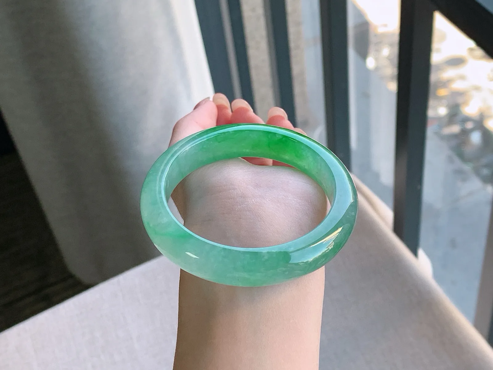 圈口54-12.6-8.3，高冰阳绿正圈，冰透水润，色泽迷人，富贵大气，完美