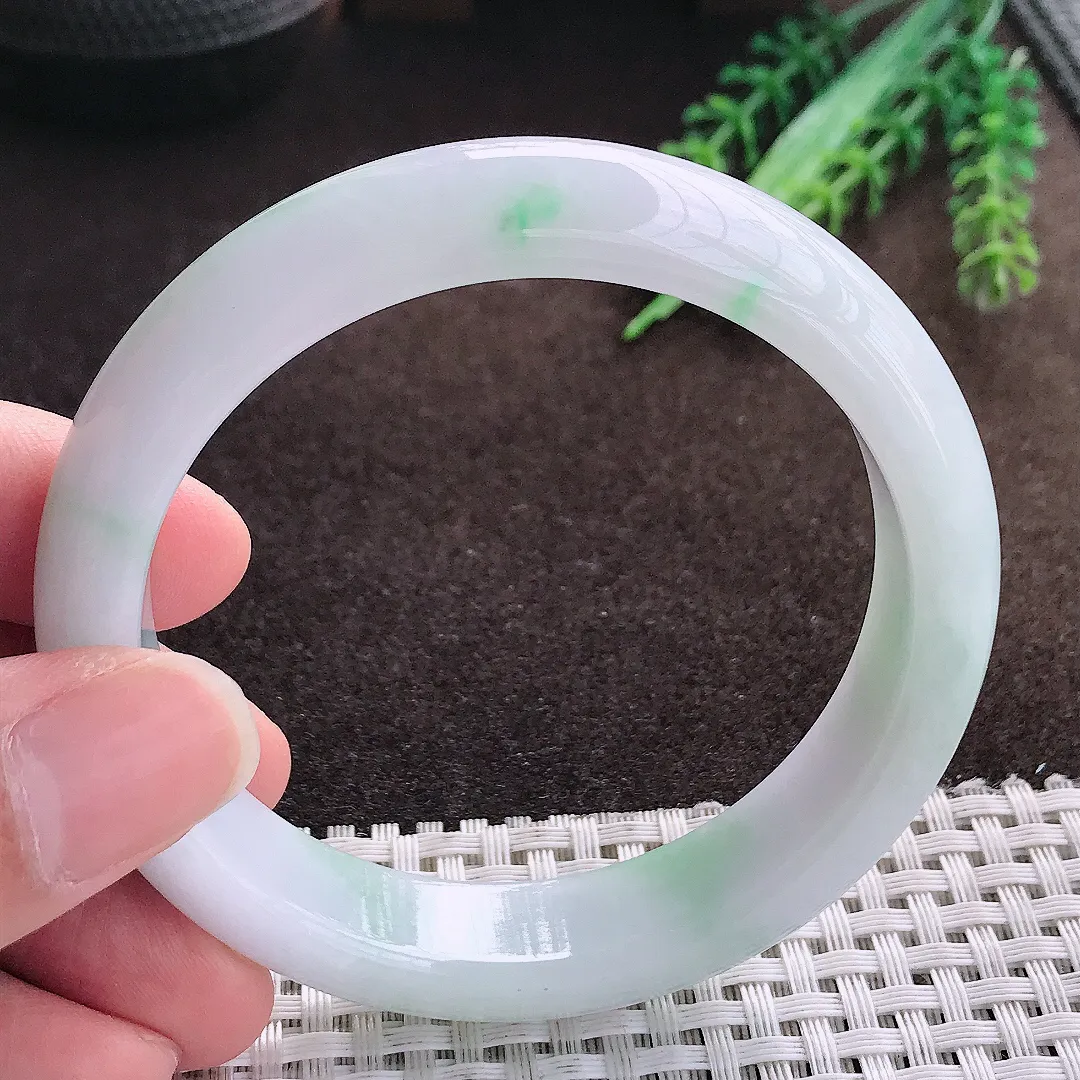 天然a货翡翠57.8/13.3/8.2老坑精美温润飘绿手镯宽边翡翠玉手镯