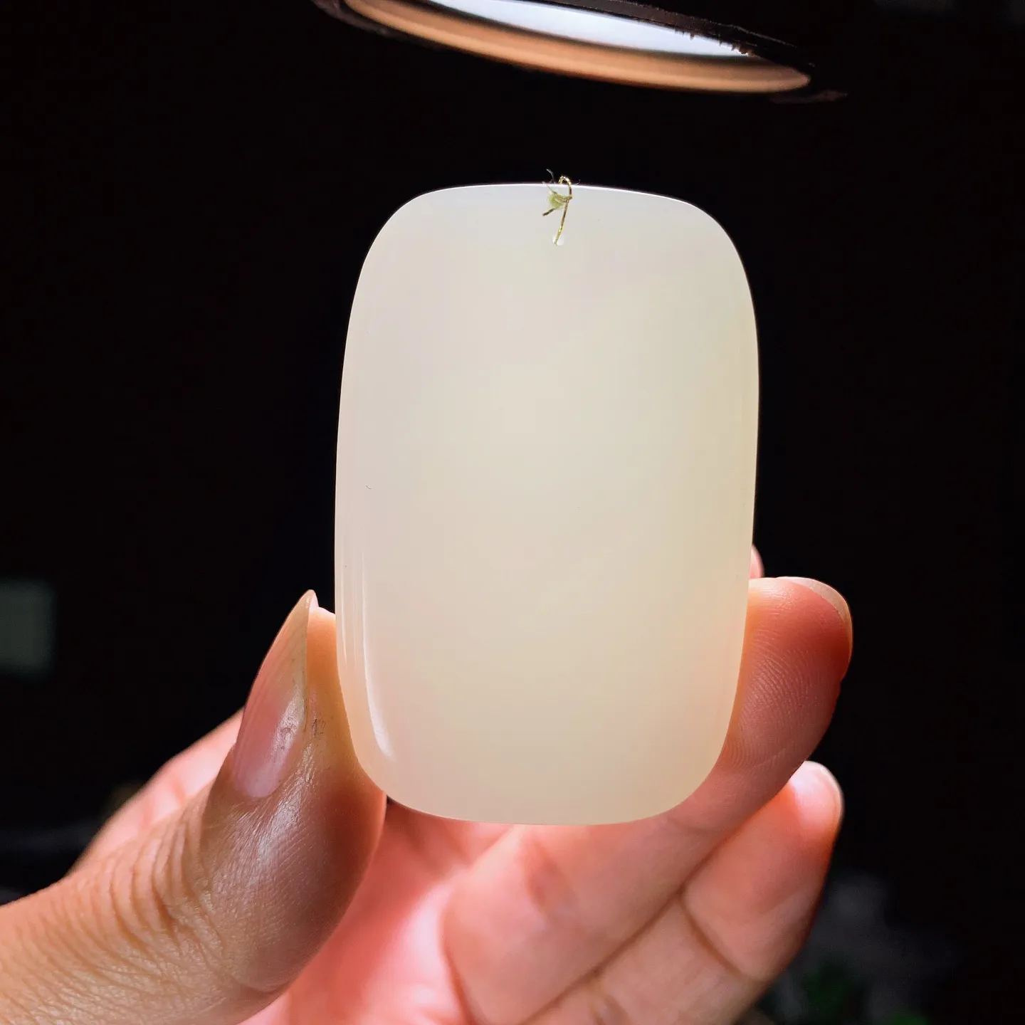 新疆和田玉白玉平安无事牌挂件。尺寸49/32/9重37.3克。玉质细腻油润。手推出油。佩戴高端典雅。lt251115