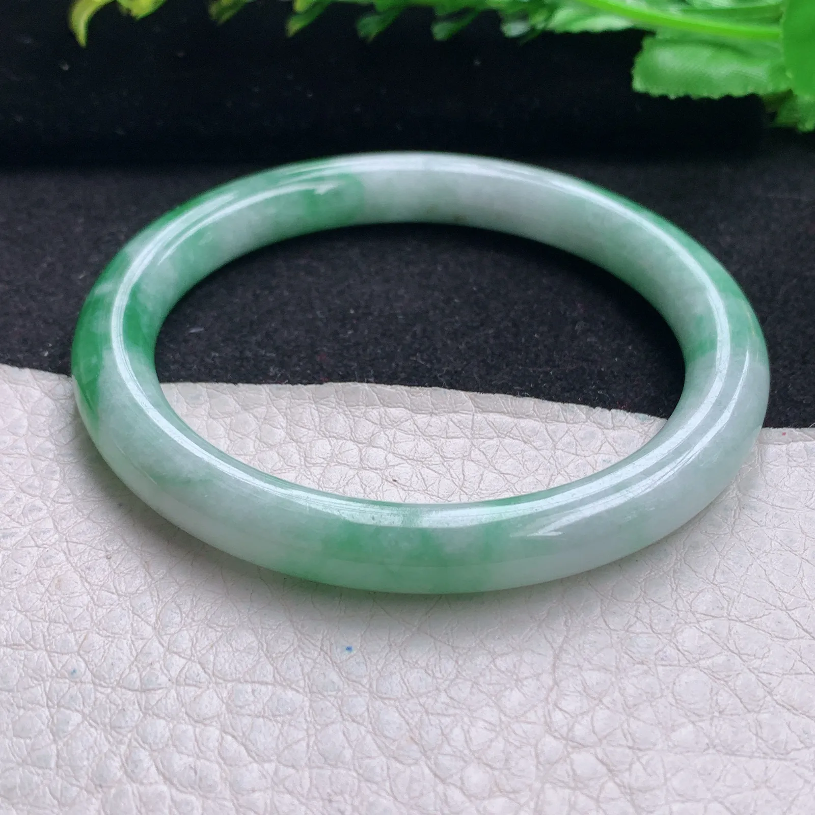 yh自然光57*8*8.3叮当镯 缅甸翡翠玉手镯飘绿秀气圆条玉手环