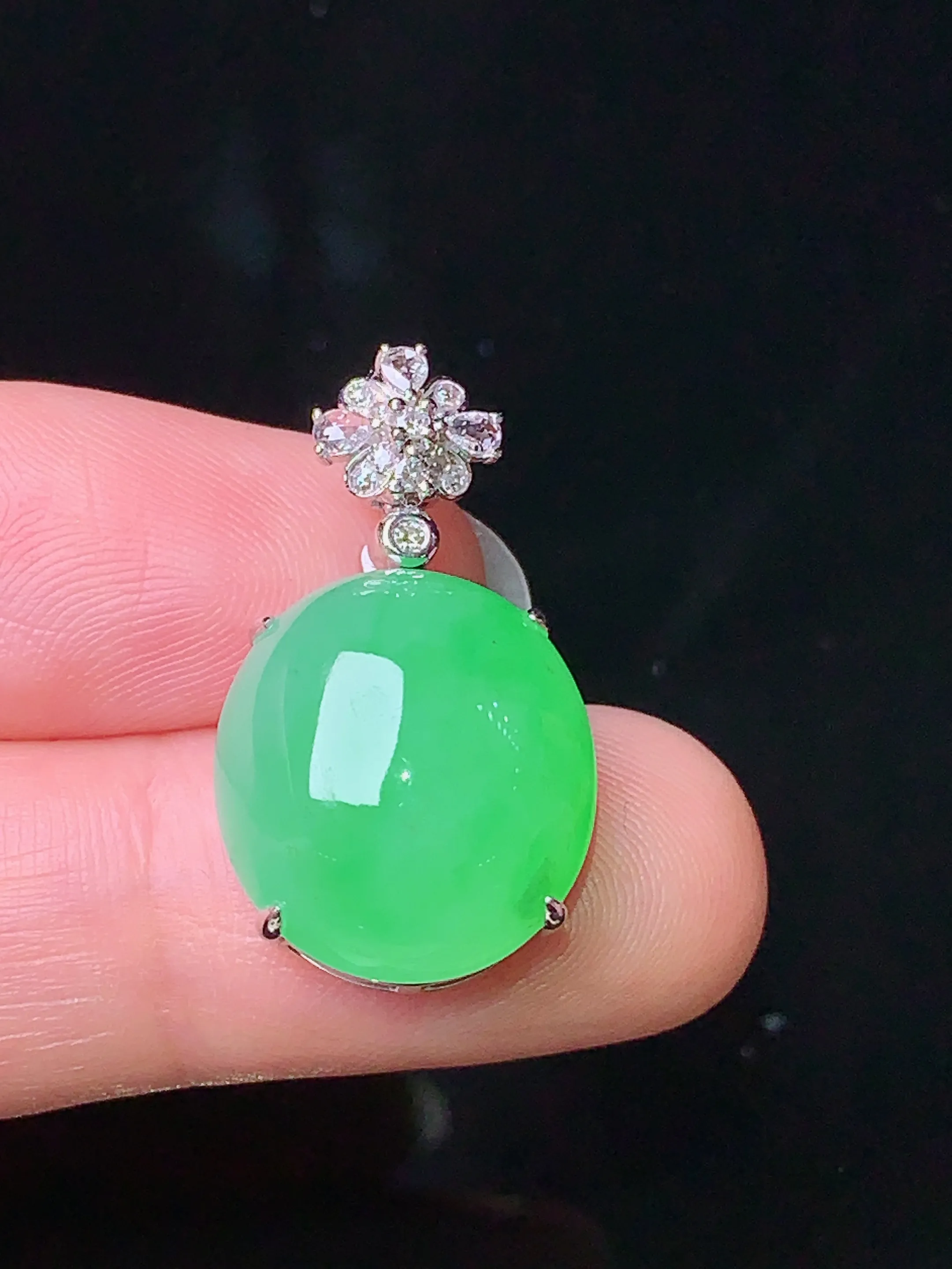 18k金钻镶嵌翠绿蛋面吊坠 玉质细腻 色泽清新艳丽 整体尺寸25.5*14.2*9.2
