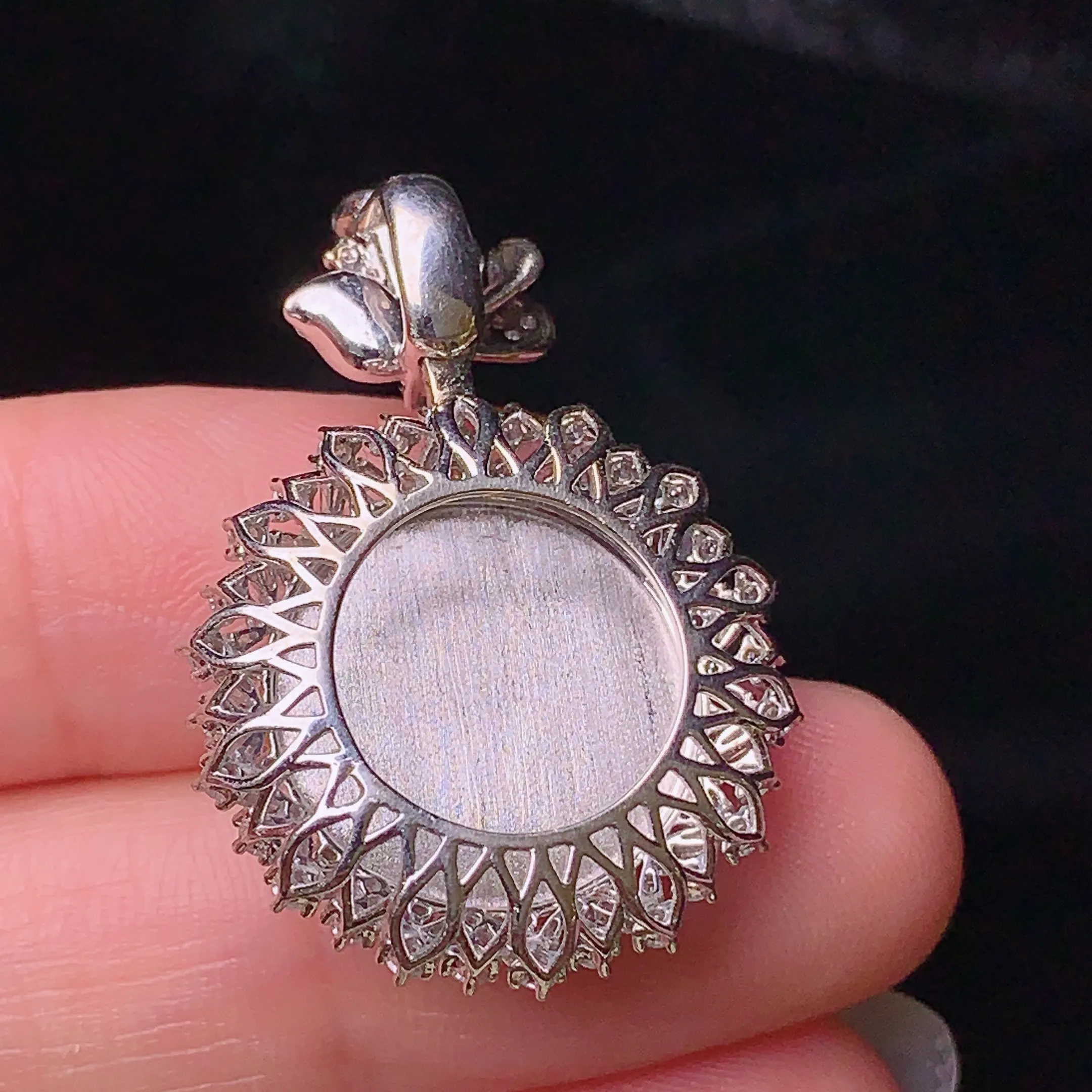 18k金钻镶嵌冰种平安扣吊坠 玉质细腻 色泽清新艳丽 整体尺寸30.8*22*9.2