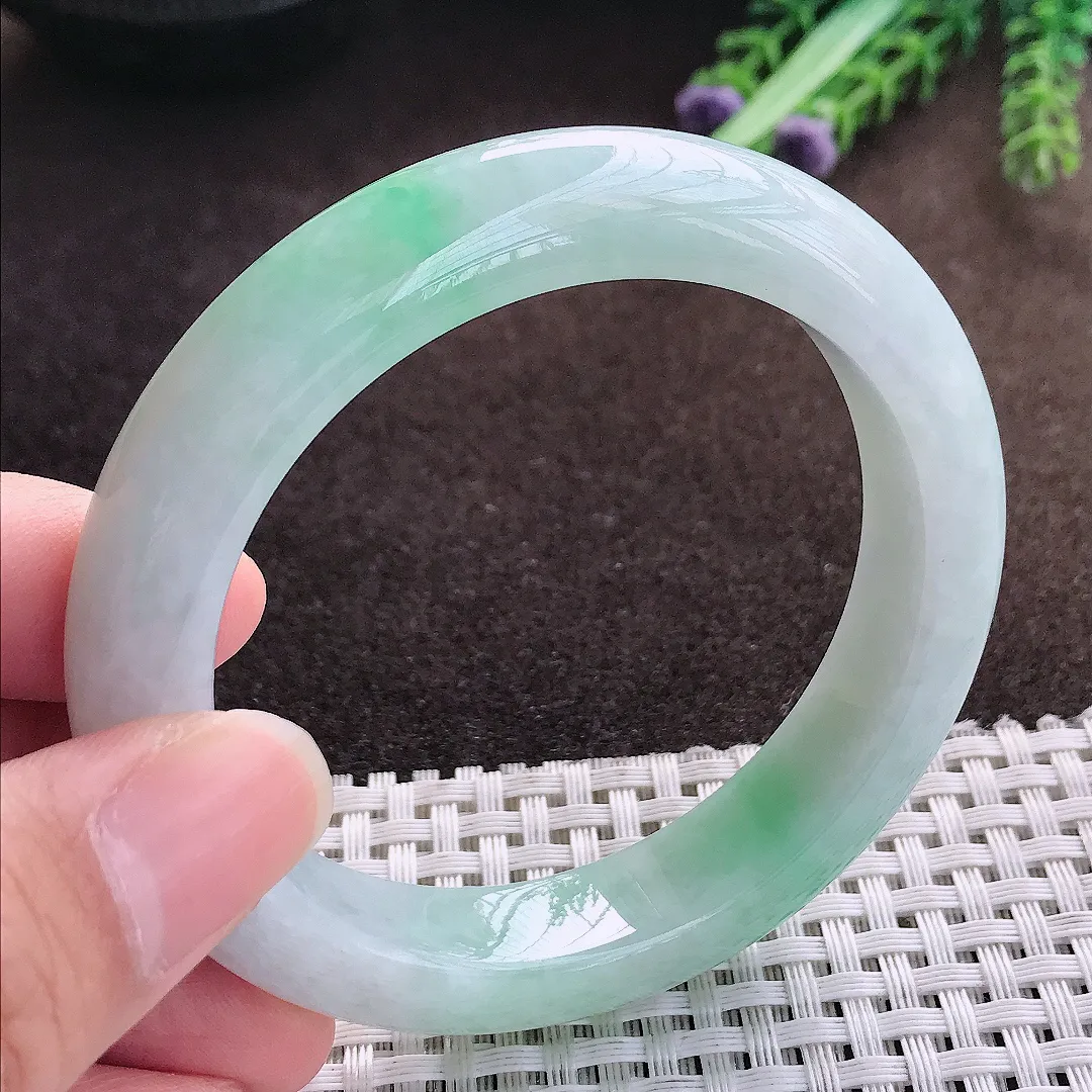 天然a货翡翠55.5/12.3/9老坑精美温润飘绿手镯宽边翡翠玉手镯