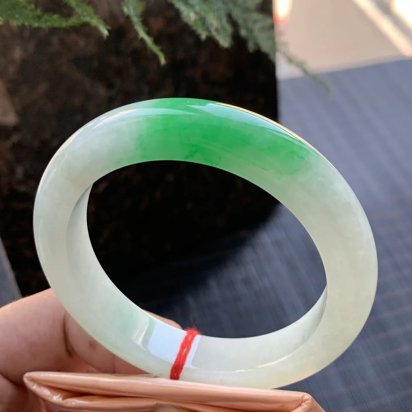 正圈冰糯阳绿 无瑕 尺寸:57.1/12.4/9.7 色好 大圈口