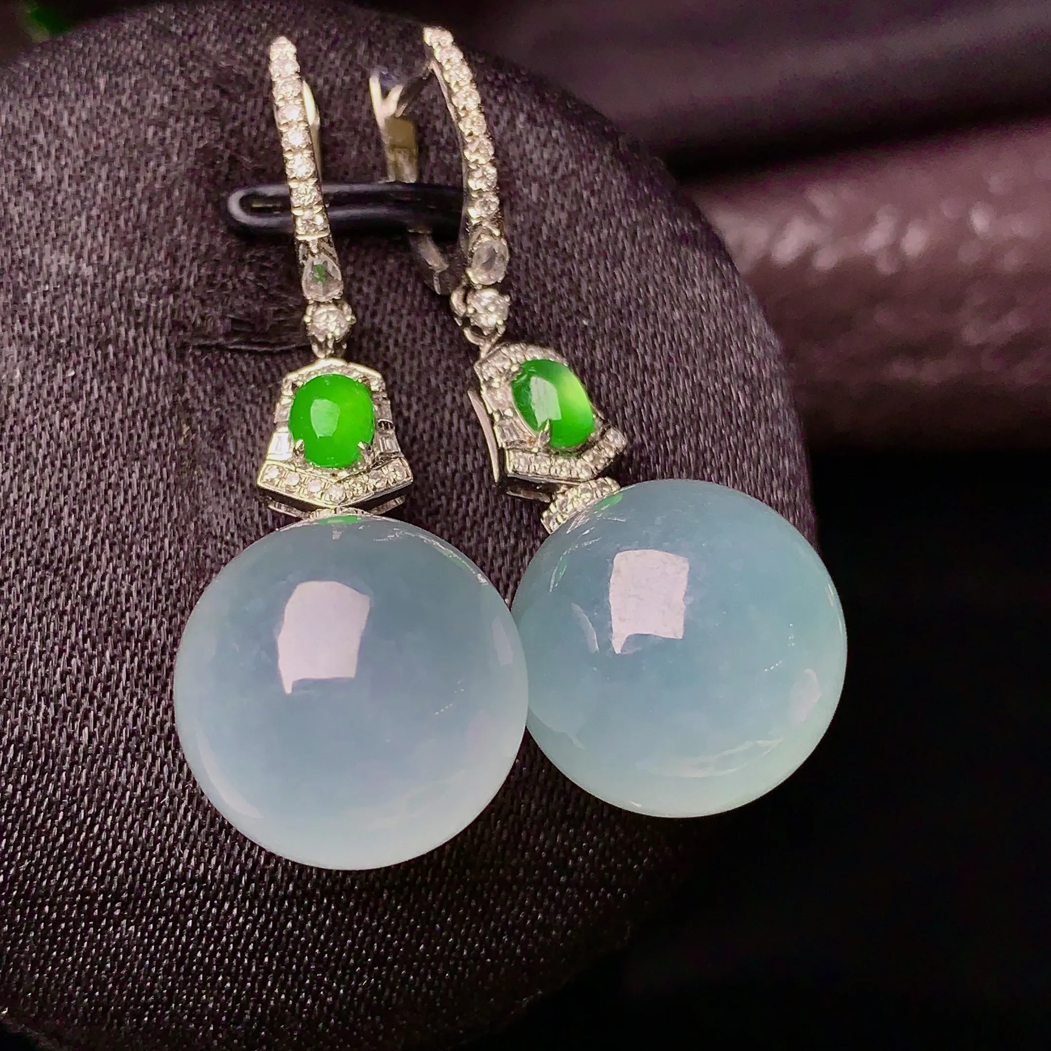 18k金钻镶嵌冰种圆珠吊坠 玉质细腻 色泽清新艳丽 整体尺寸37.5*14