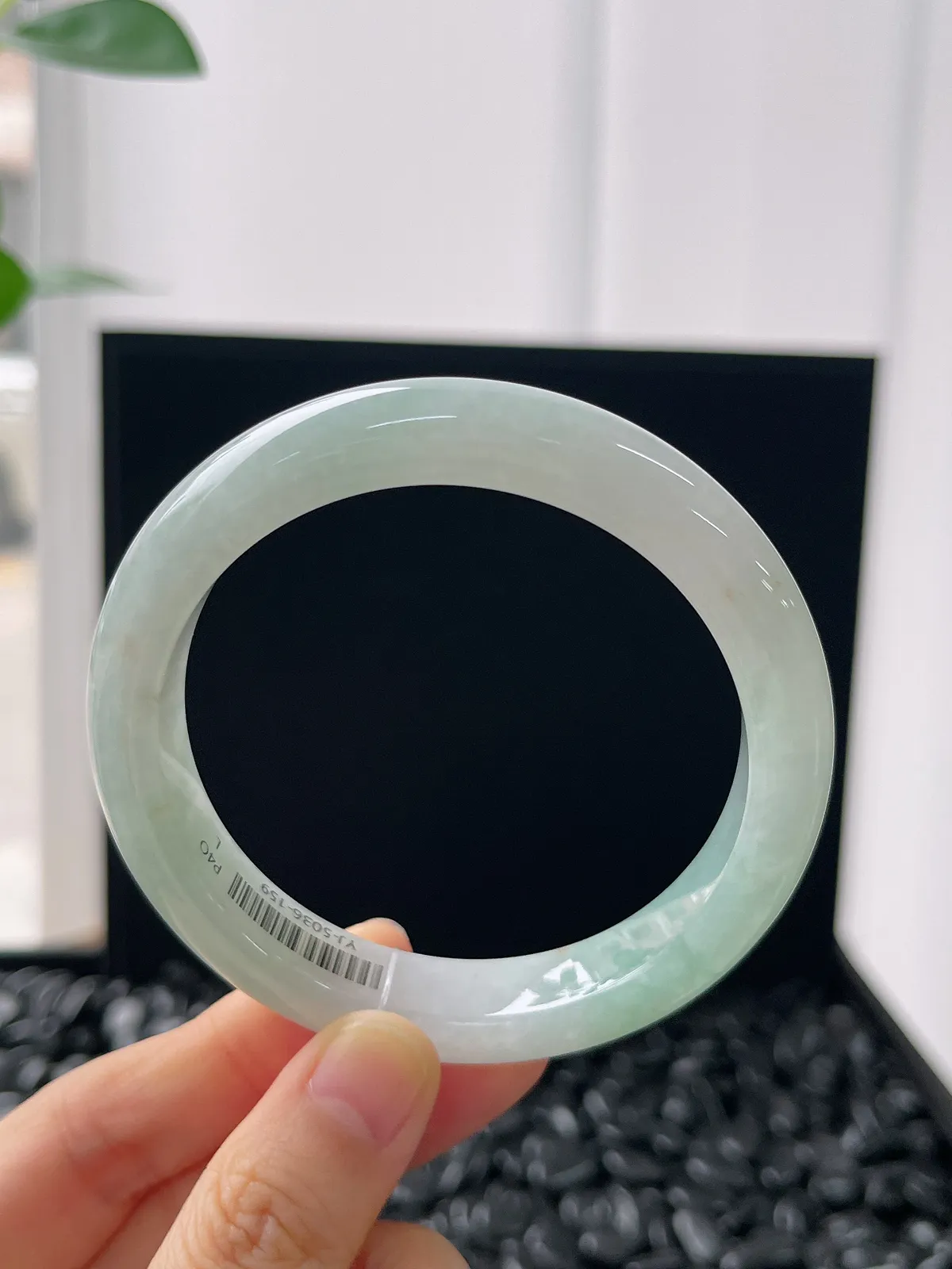 正圈57.8圈口，翡翠冰糯种浅绿色手镯