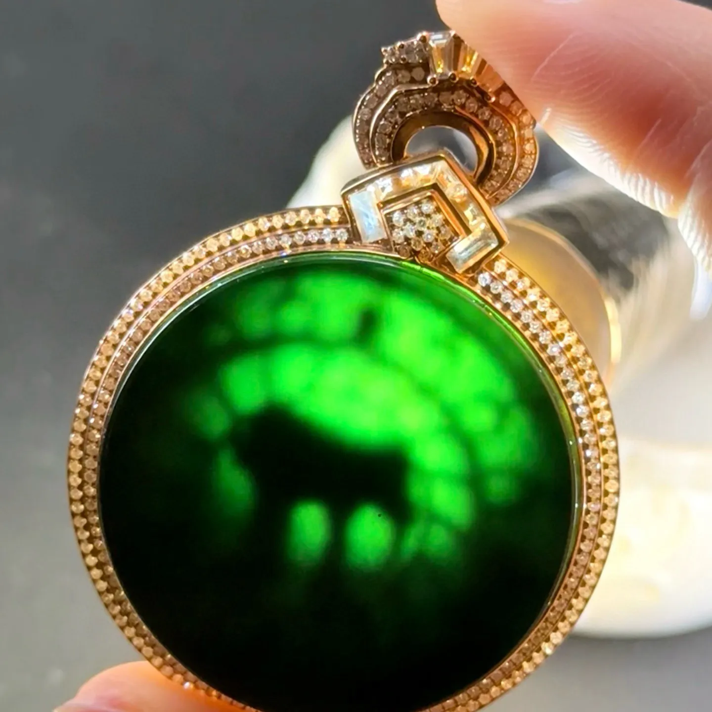 精品豪镶墨翠平安扣 种好色正 黑度极好 打灯通透 油性十足 满钻豪镶 尺寸54