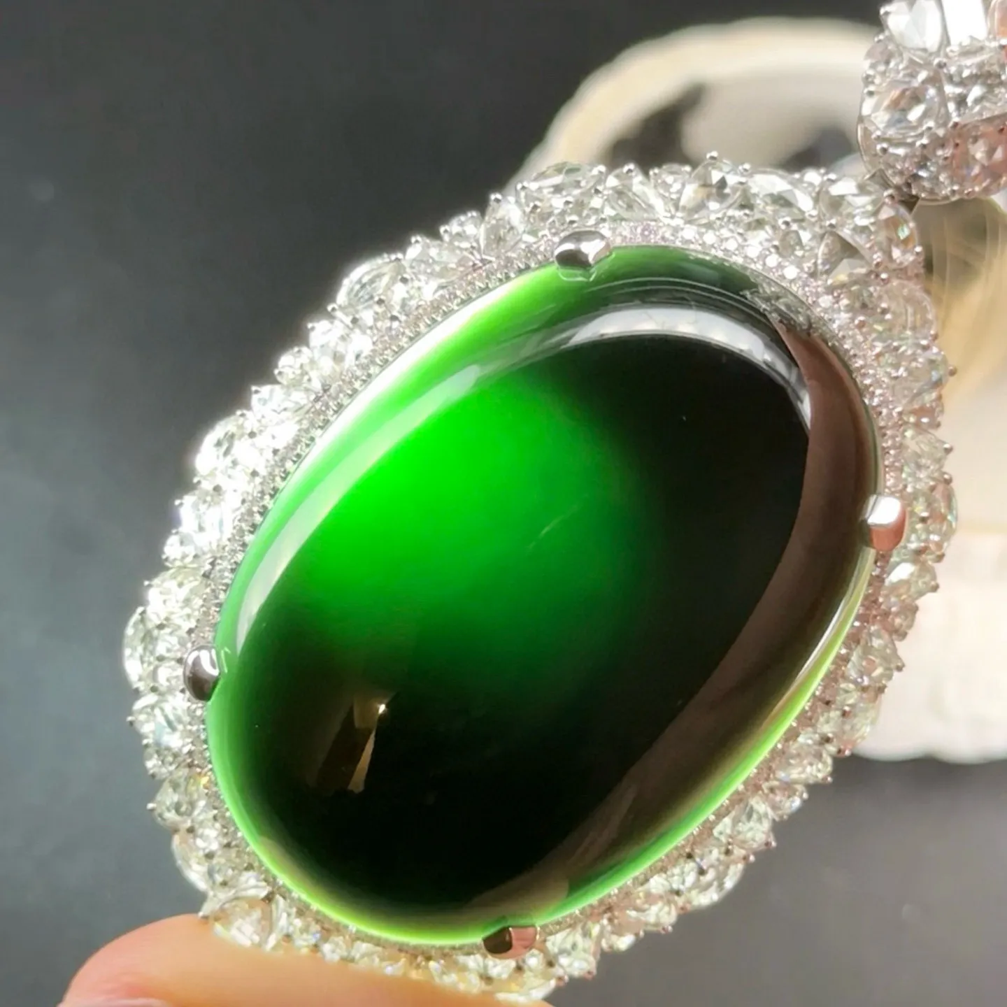 精品满钻豪镶墨翠大蛋面吊坠 种好色正 黑度极好 打灯通透