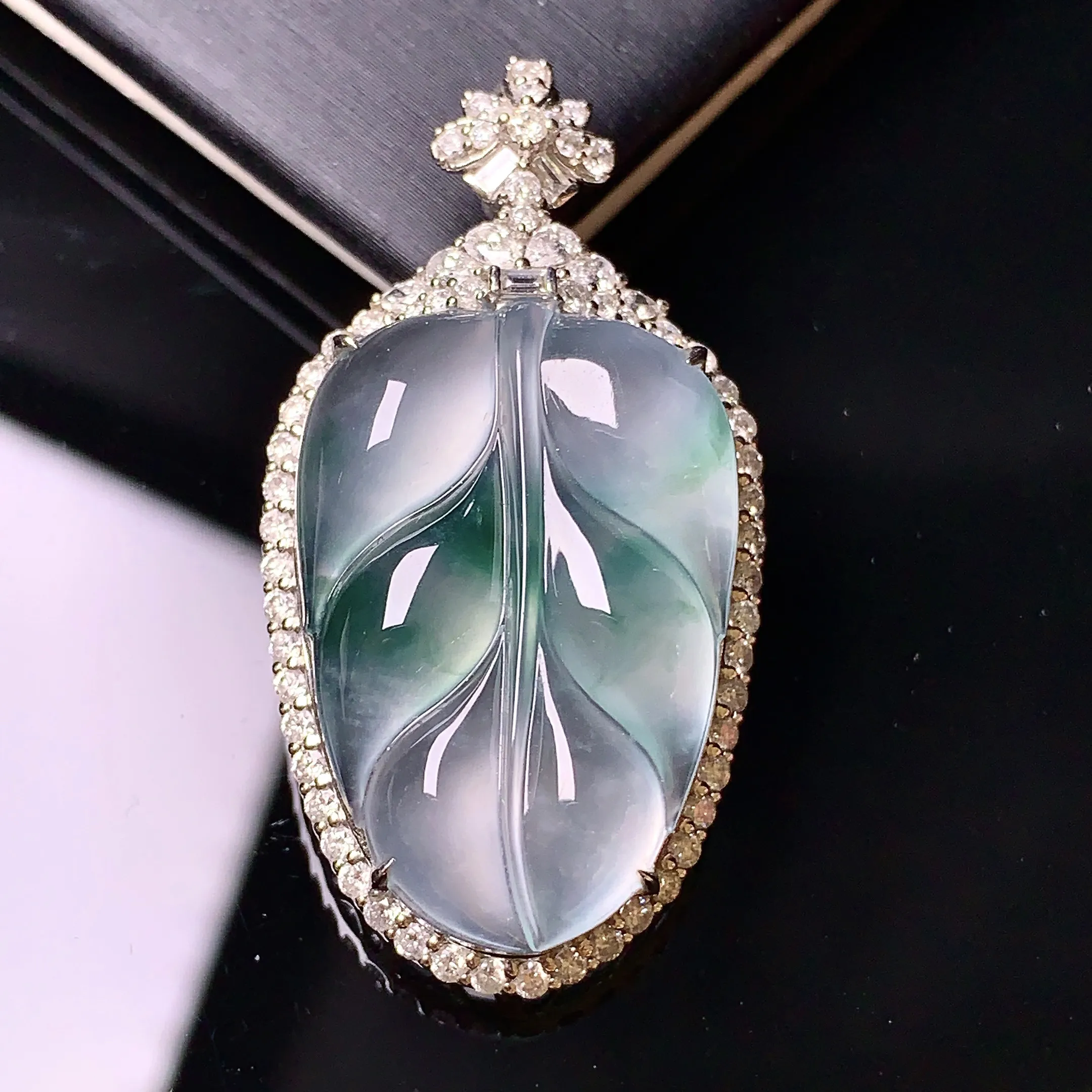 18k金钻镶嵌冰种树叶吊坠 玉质细腻 色泽清新艳丽 整体尺寸39.8*21.2*9.3