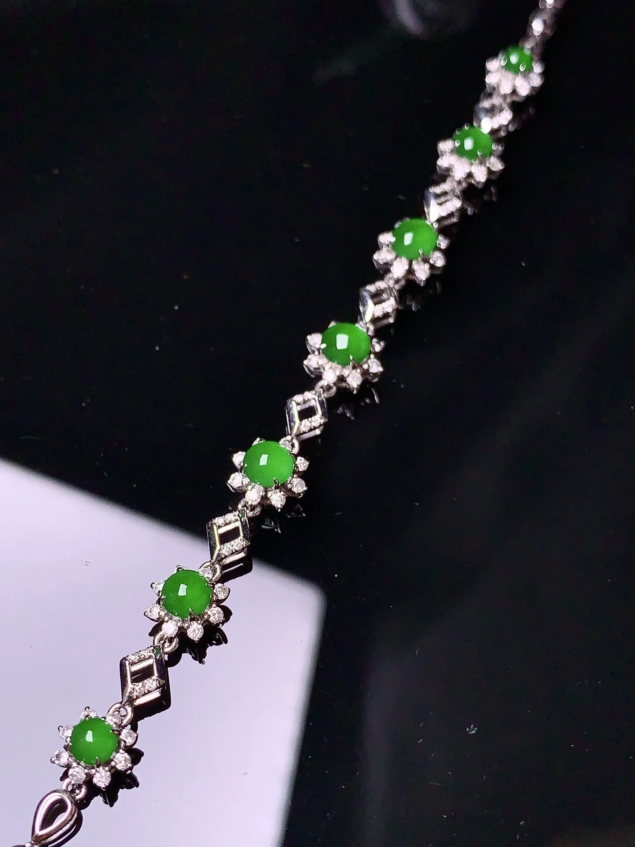 18k金钻镶嵌满绿蛋面手链 玉质细腻 色泽清新艳丽 整体尺寸87.6*6.6*5.2