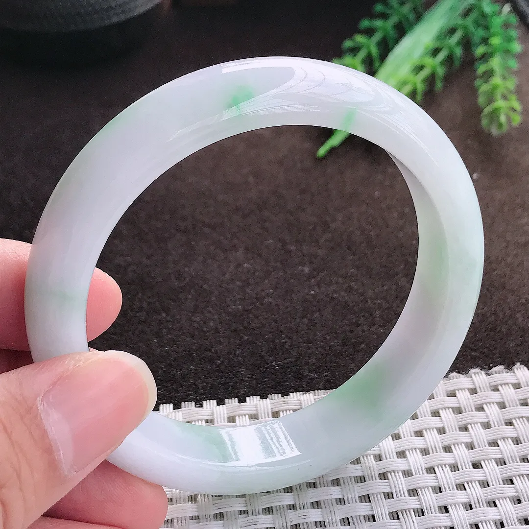 天然a货翡翠57.8/13.3/8.2老坑精美温润飘绿手镯宽边翡翠玉手镯