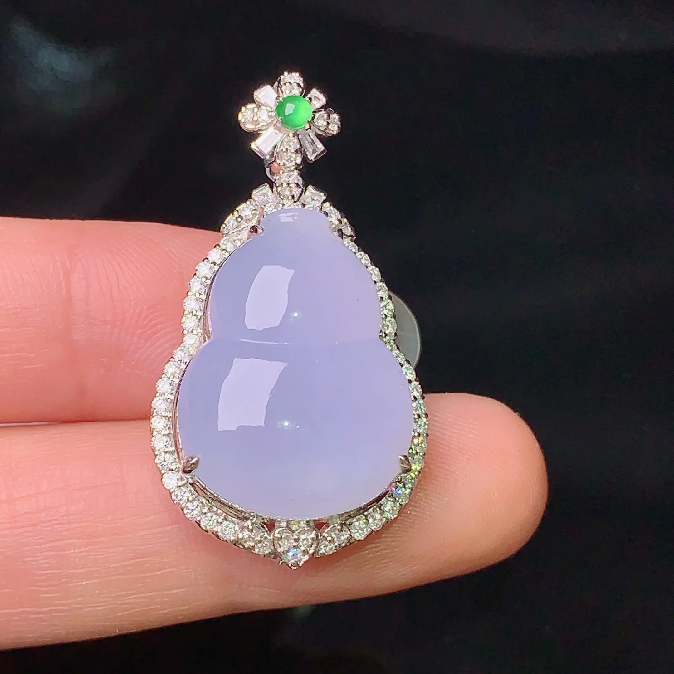 18k金钻镶嵌紫罗兰葫芦吊坠 玉质细腻 色泽清新艳丽 整体尺寸35.3*18.8*11.5