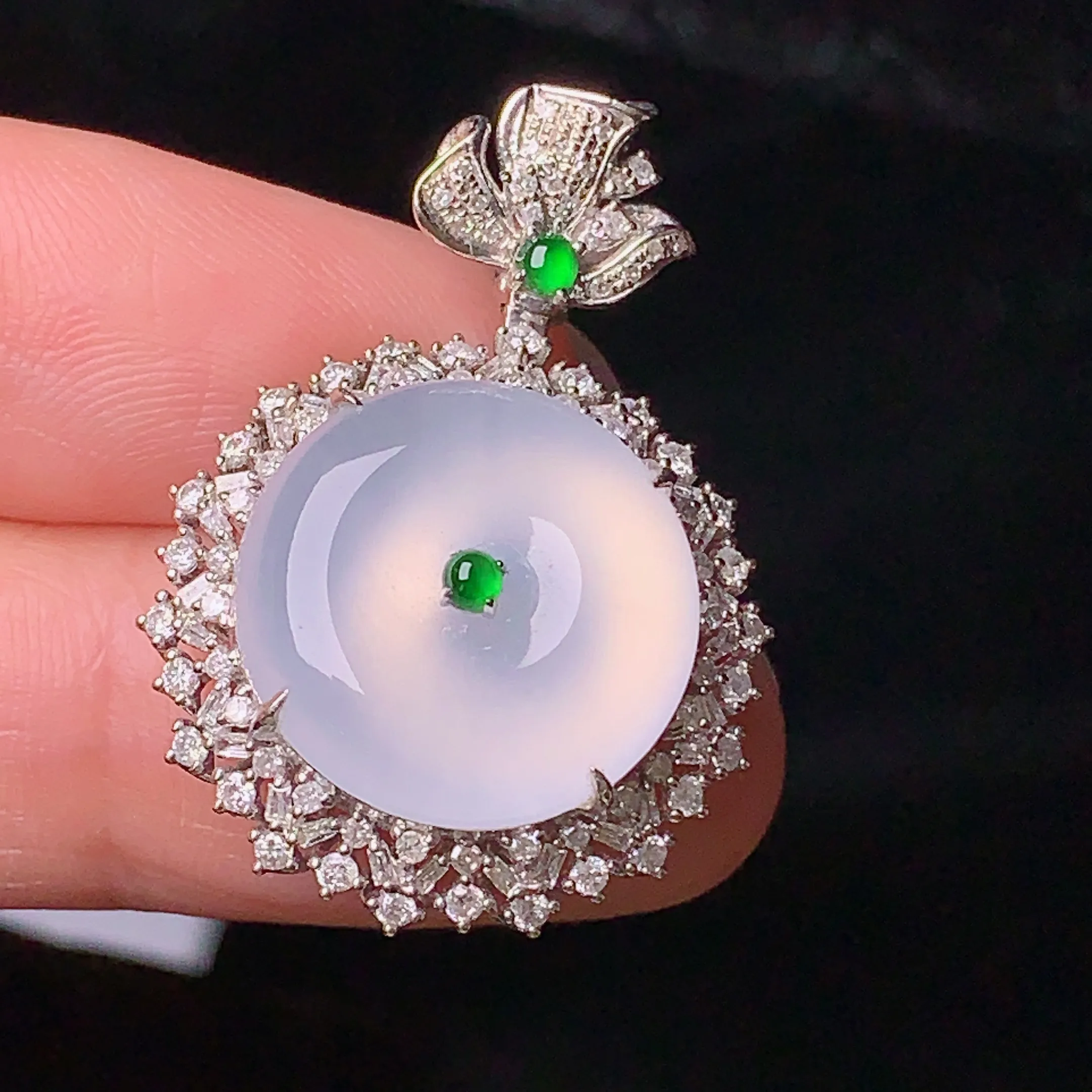 18k金钻镶嵌冰种平安扣吊坠 玉质细腻 色泽清新艳丽 整体尺寸30.8*22*9.2