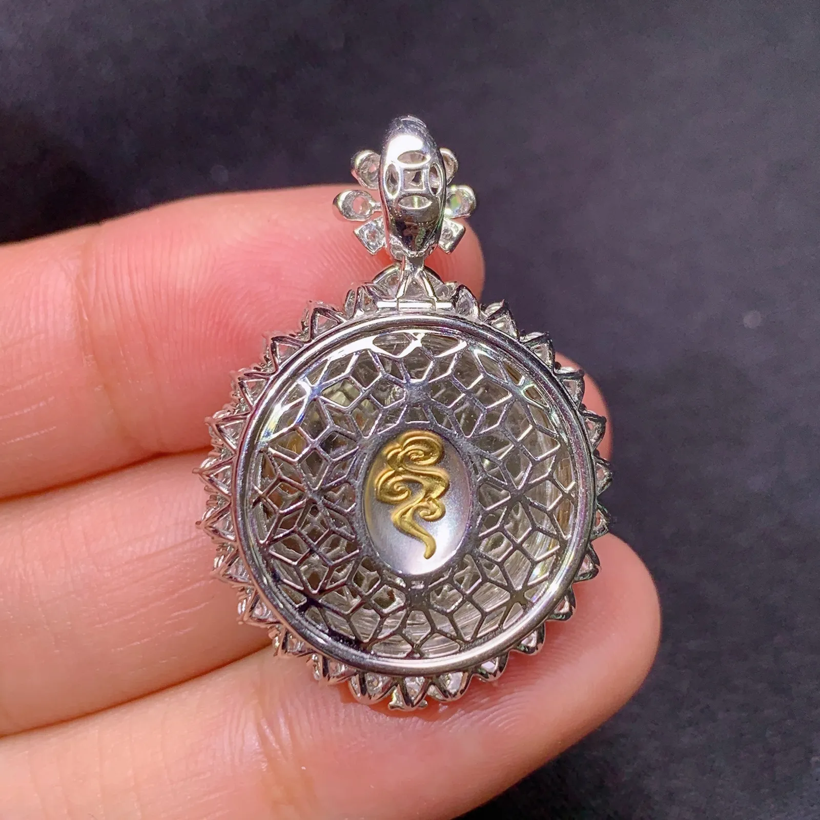 冰黄翡平安扣吊坠，18k金镶嵌，色泽鲜艳靓丽，水色超佳 尺寸33*23.6*9.6