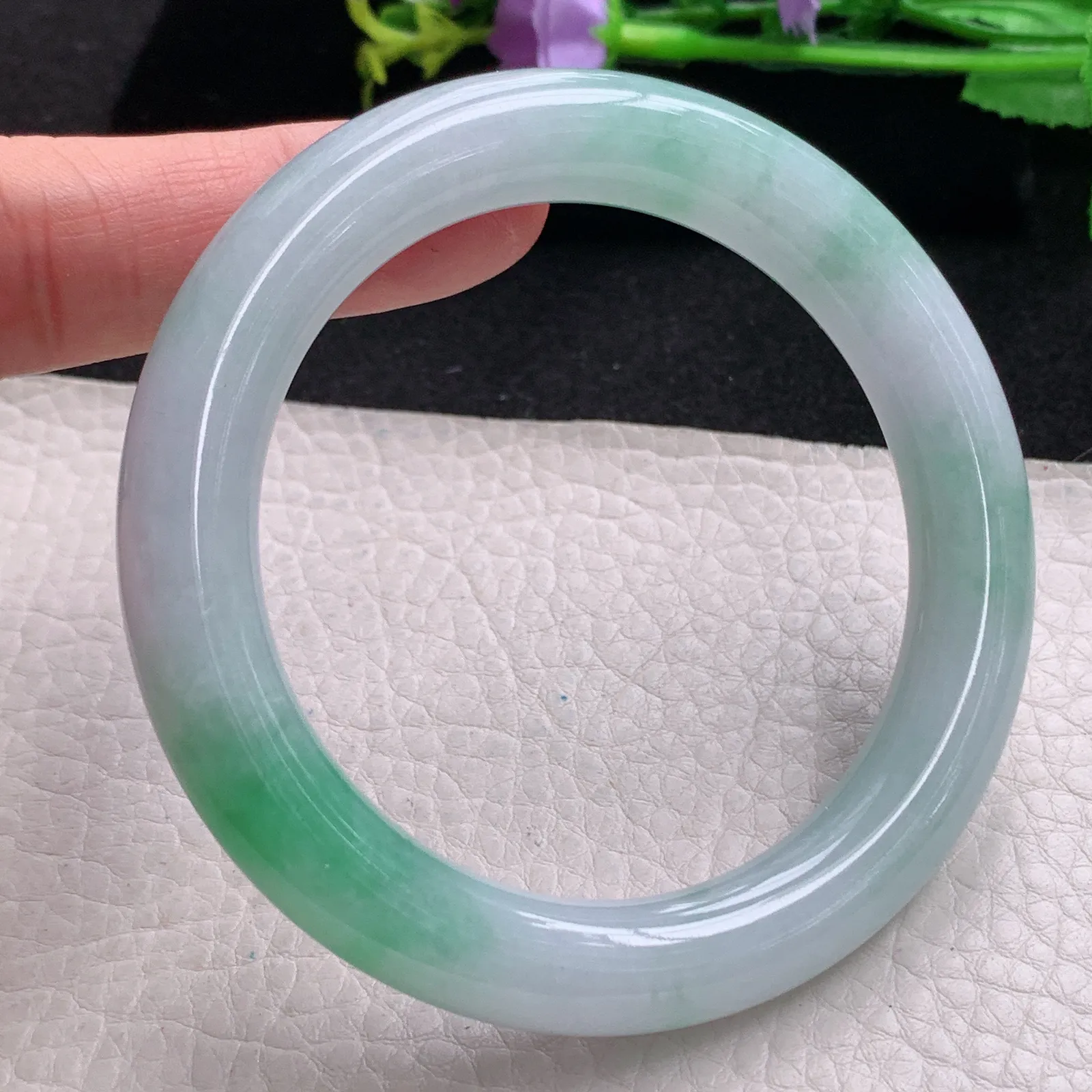 js自然光57*10.3美人镯 缅甸翡翠玉手镯飘绿水润圆条玉手环 美人镯