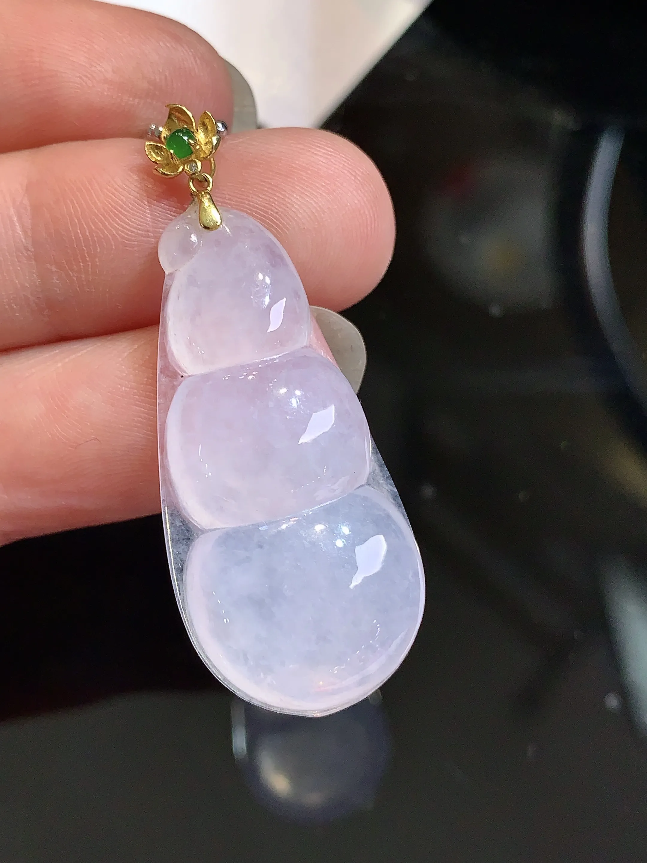 18k金钻镶嵌冰种四季豆吊坠 玉质细腻 色泽清新艳丽 整体尺寸39.3*16.1*6