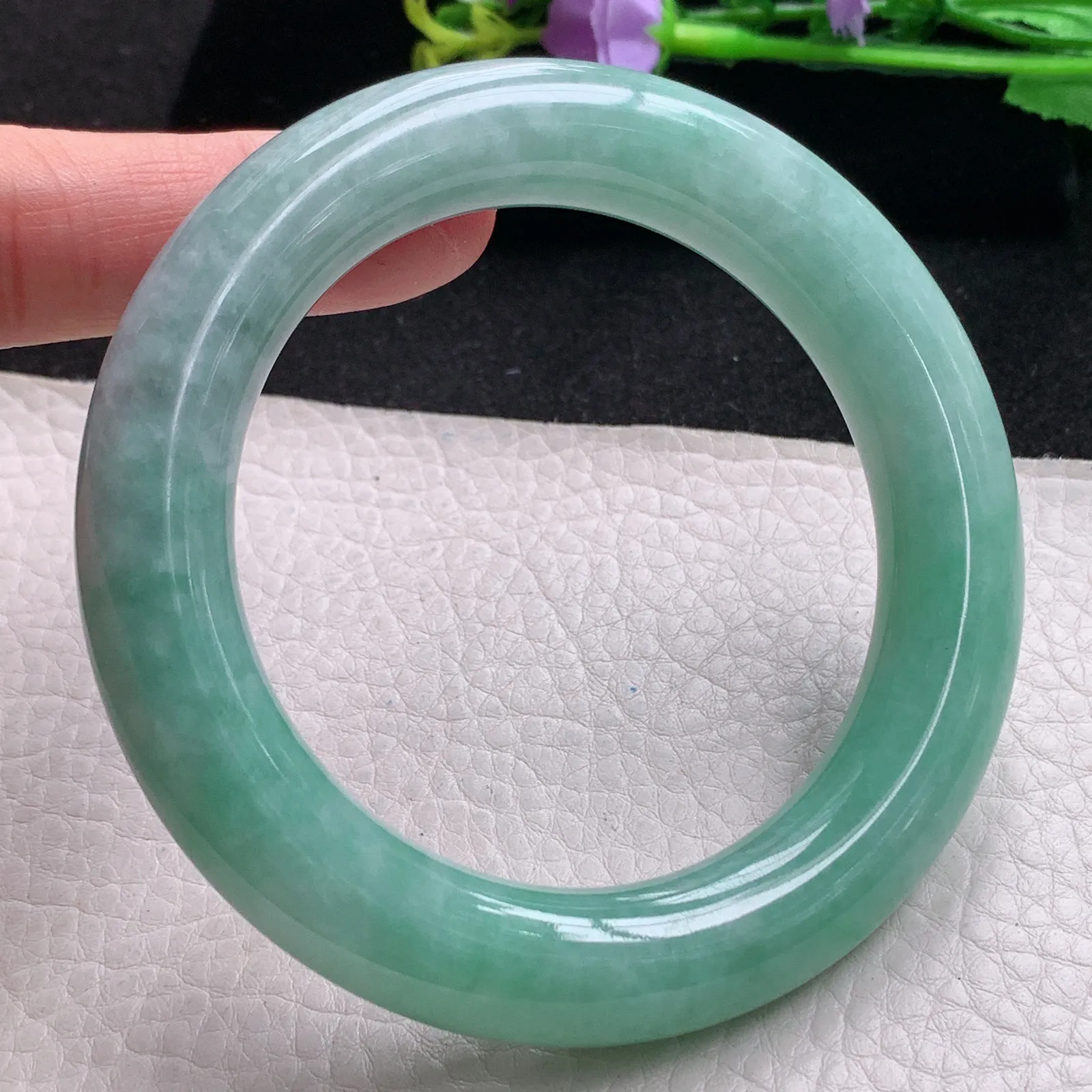 js自然光59*12.7胖圆镯 缅甸翡翠玉手镯飘绿大气圆条玉手环 美人镯