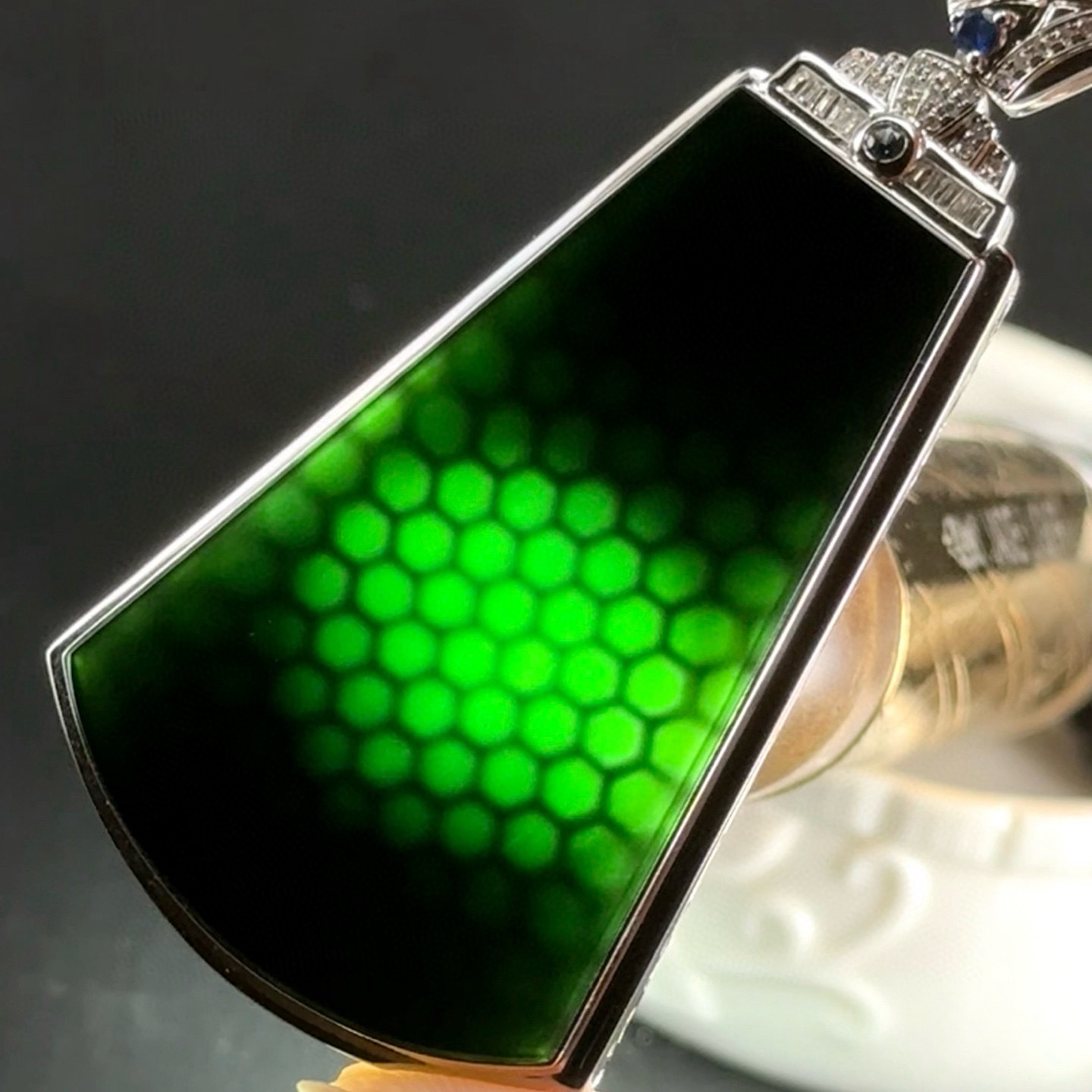 精品18k墨翠无事牌 种好色正 黑度极好 打灯通透 油性十足  尺寸67.5