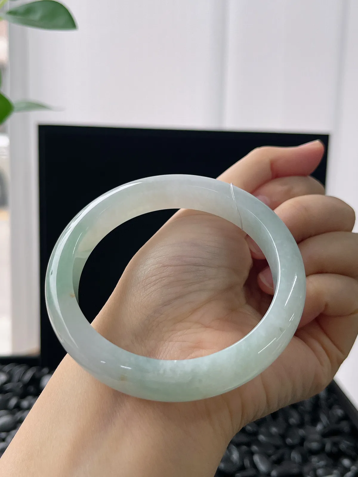 正圈57.8圈口，翡翠冰糯种浅绿色手镯