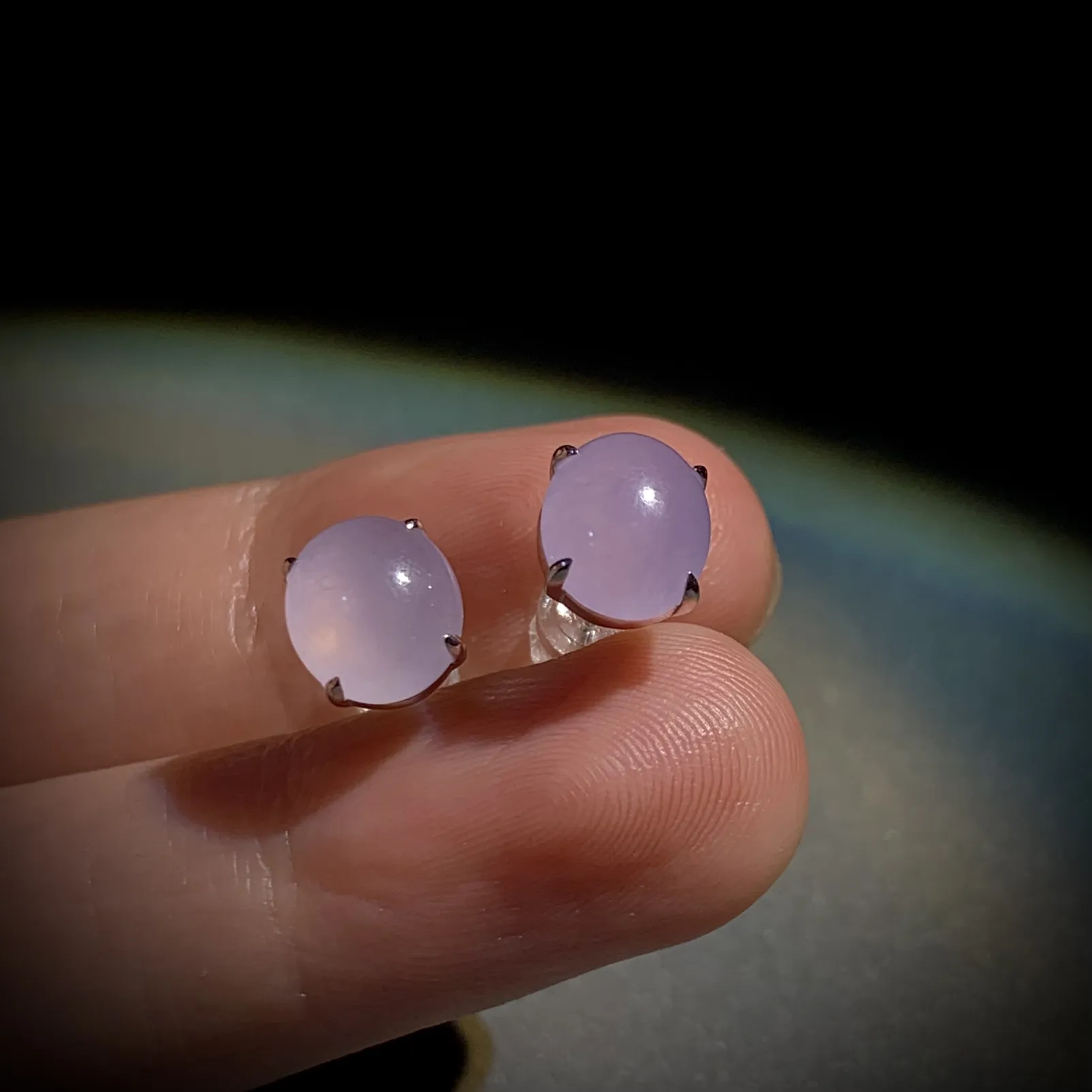 冰紫翡翠蛋面简镶耳钉，裸石约8.5-7.5-4mm，
18K金镶嵌，