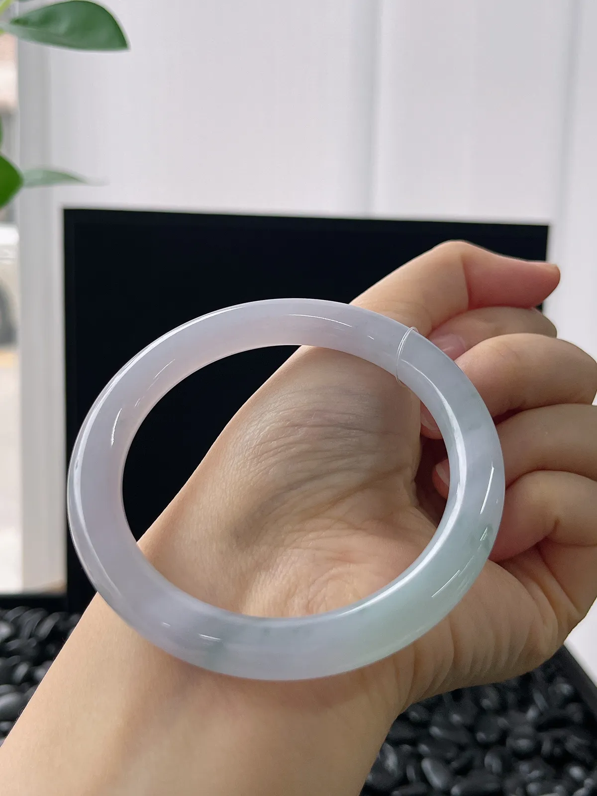 圆镯55.6圈口，翡翠冰糯种飘花手镯