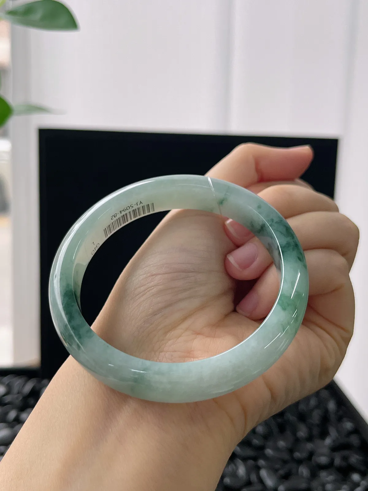 正圈56.8圈口，翡翠糯化种淡绿色手镯