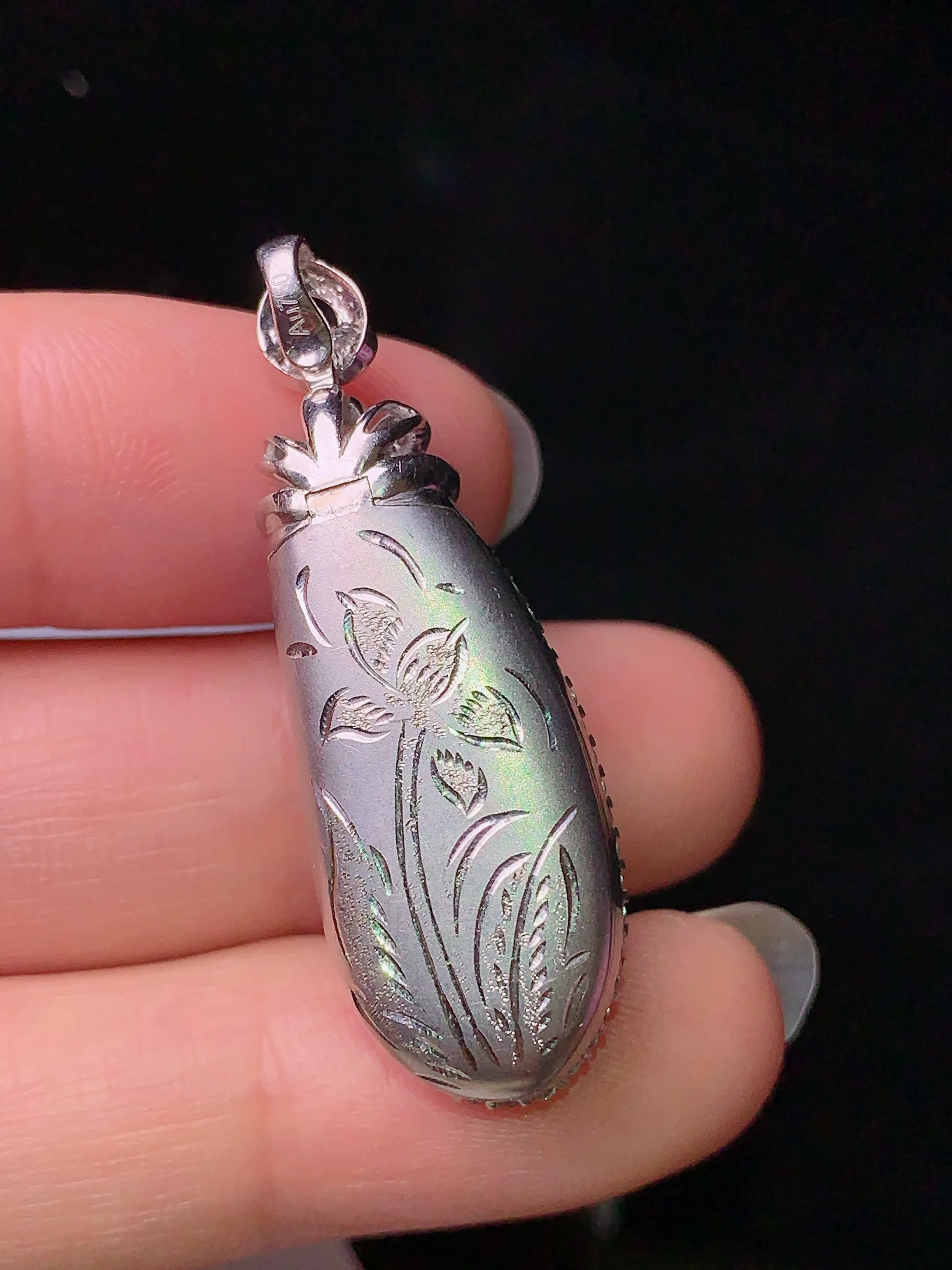 18k金钻镶嵌满绿四季豆吊坠 玉质细腻 色泽清新艳丽 整体尺寸37.8*13*11.8