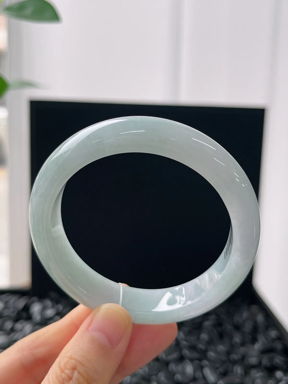 正圈54.3圈口，翡翠糯化种浅绿色手镯