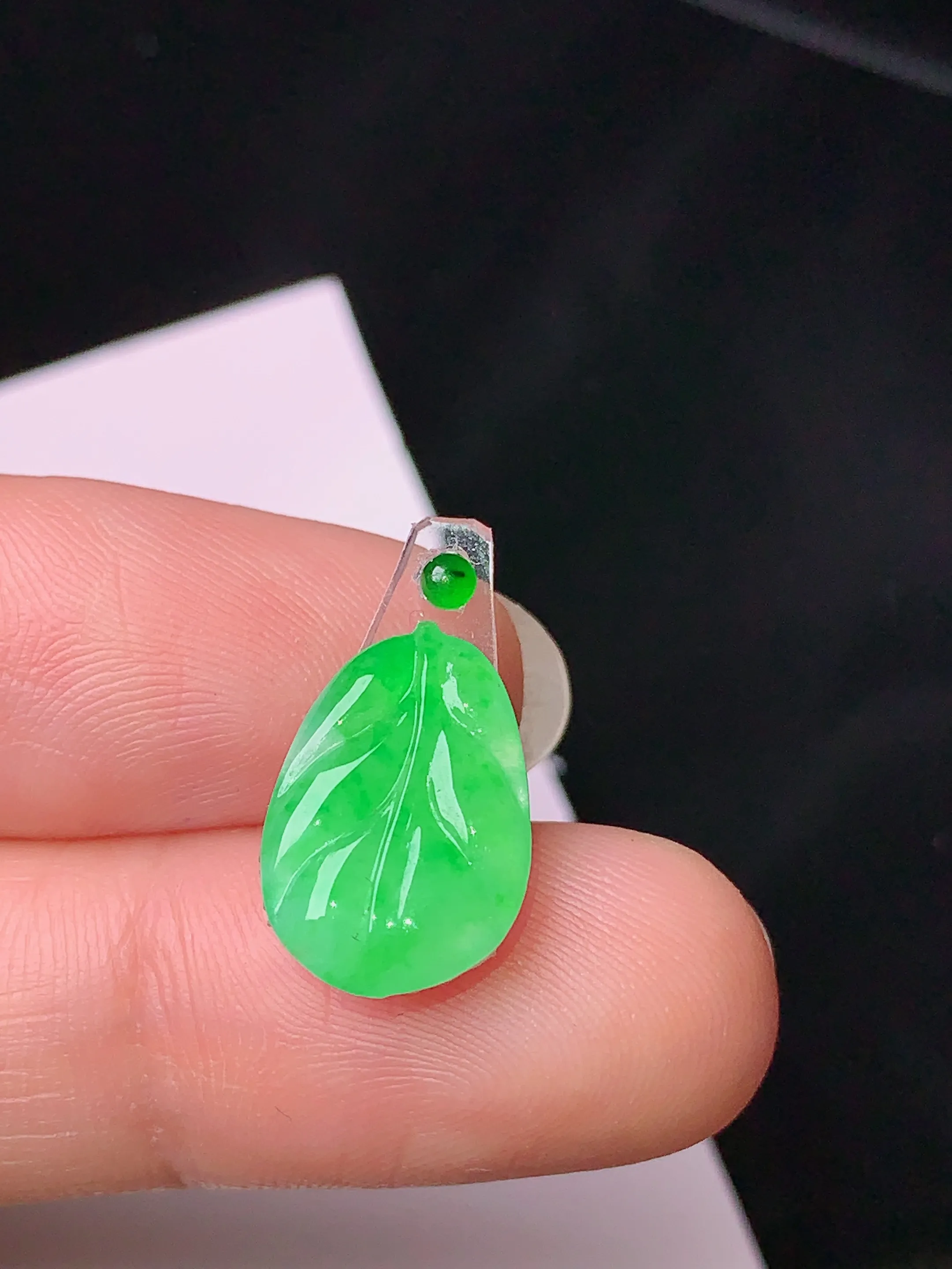 镶嵌款 翠绿树叶吊坠 玉质细腻 色泽清新艳丽 整体尺寸14.5*9.8*2