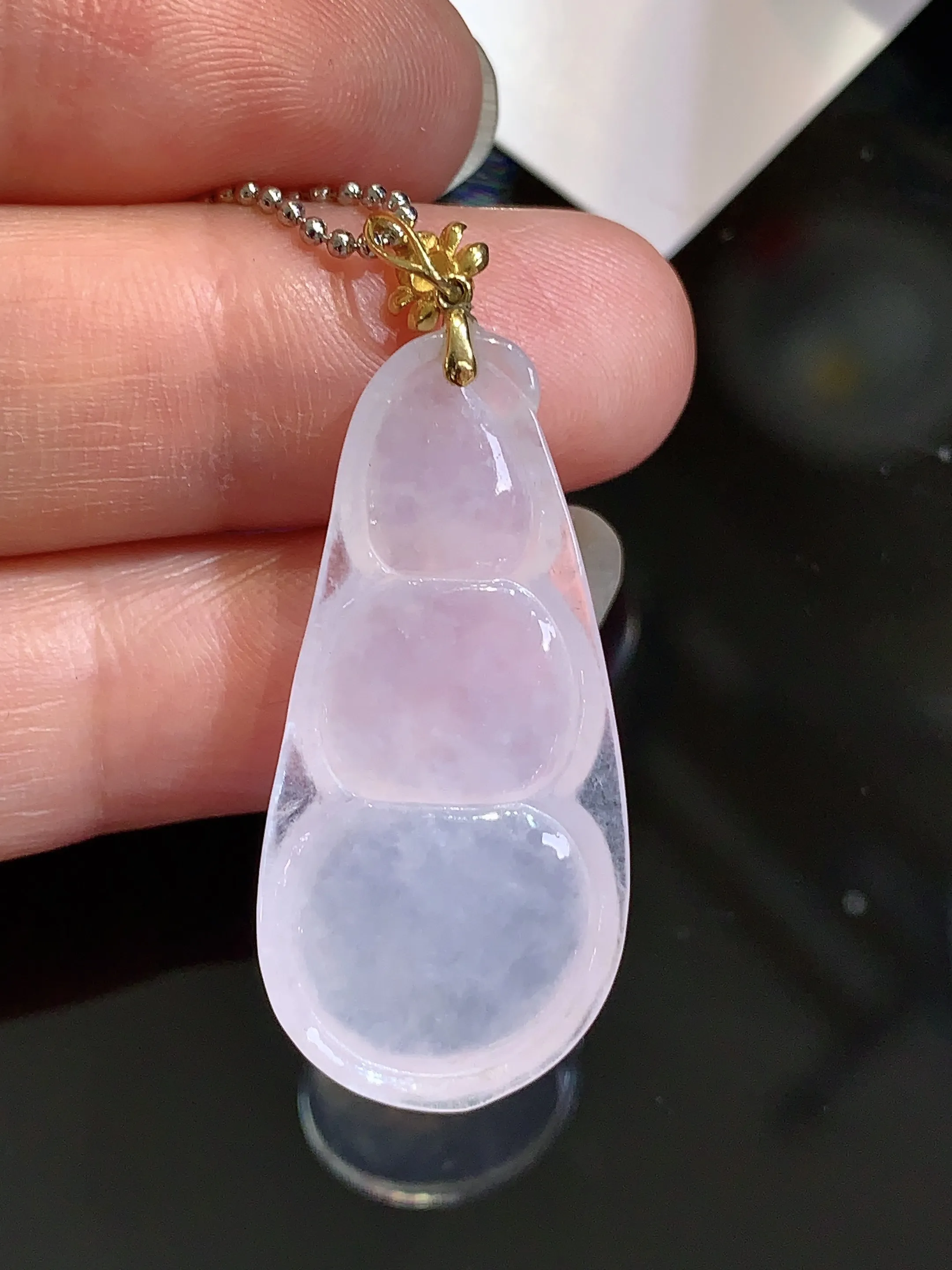 18k金钻镶嵌冰种四季豆吊坠 玉质细腻 色泽清新艳丽 整体尺寸39.3*16.1*6