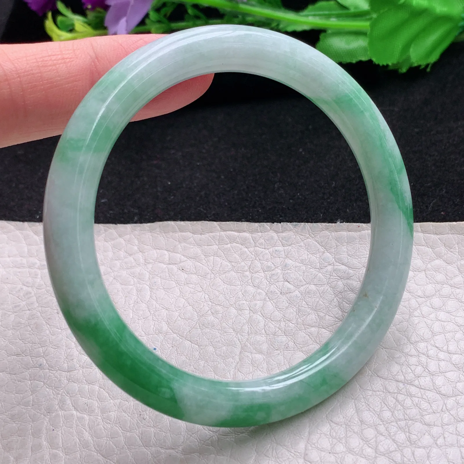 yh自然光57*8*8.3叮当镯 缅甸翡翠玉手镯飘绿秀气圆条玉手环