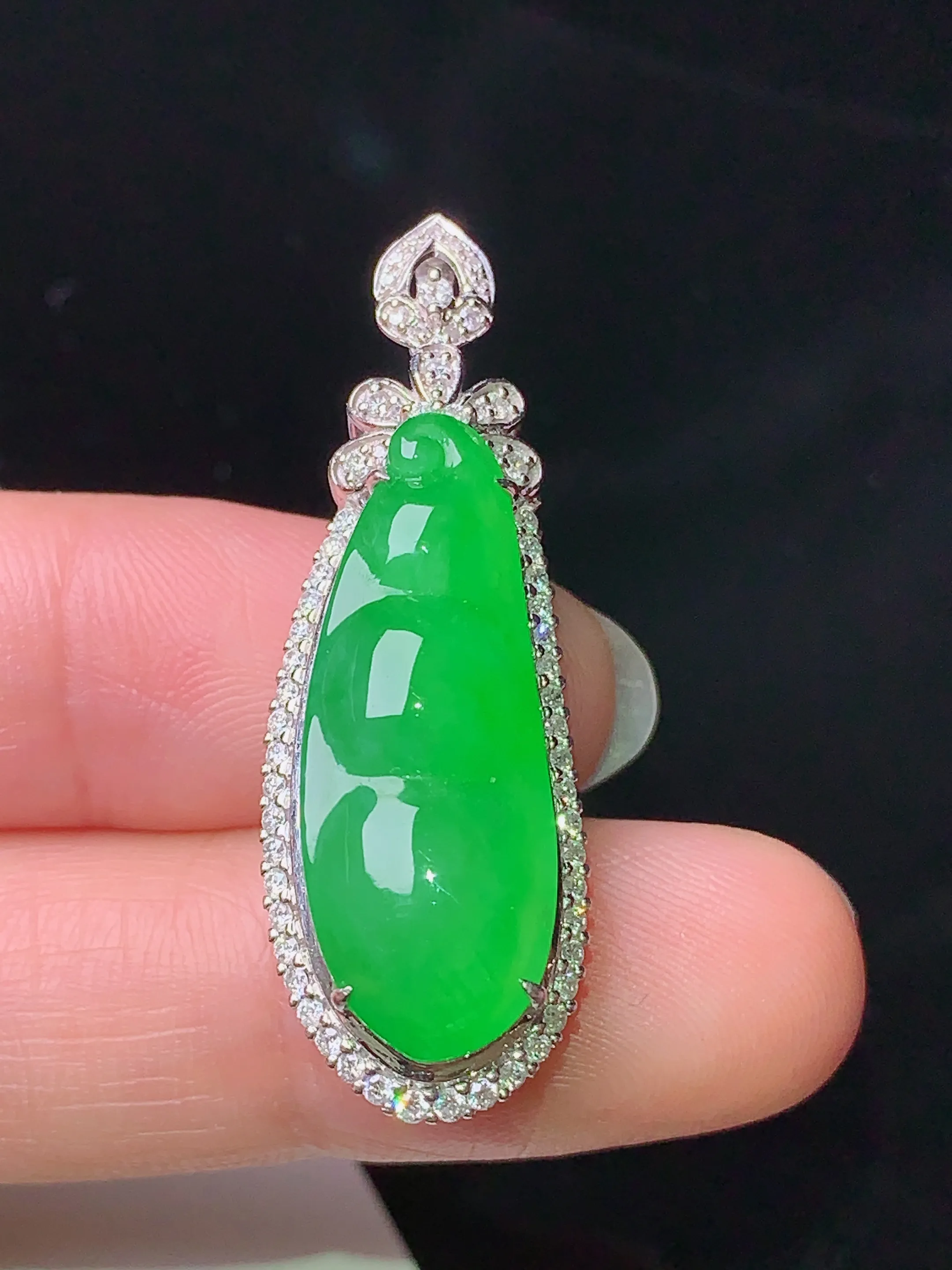 18k金钻镶嵌满绿四季豆吊坠 玉质细腻 色泽清新艳丽 整体尺寸37.8*13*11.8