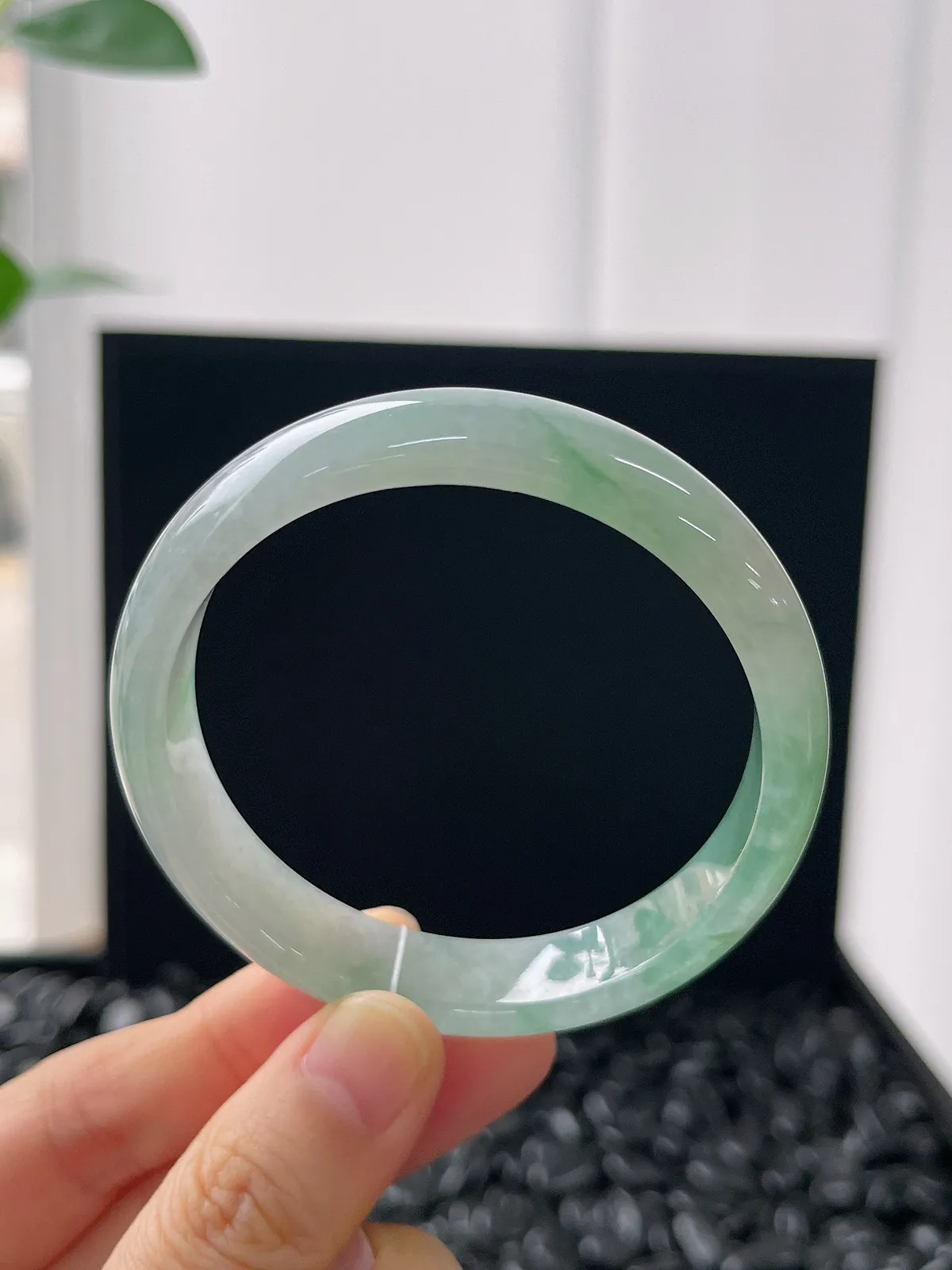 正圈54.3圈口，翡翠冰糯种淡绿色手镯