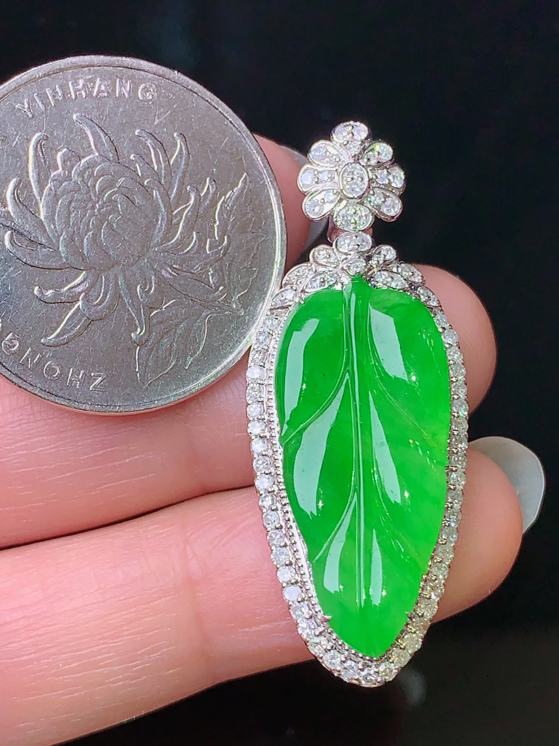 18k金钻镶嵌满绿树叶吊坠 玉质细腻 色泽清新艳丽 整体尺寸39.2*15.2*7.6