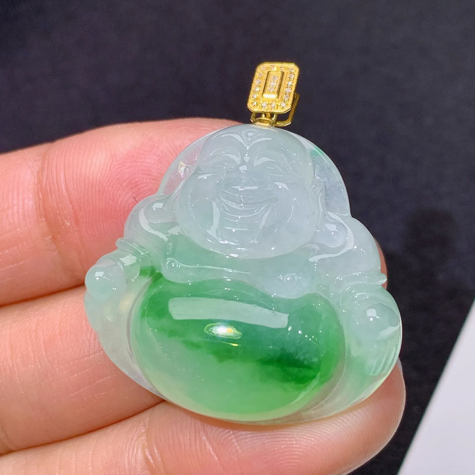 飘绿笑佛吊坠，18k金镶嵌，冰润色阳，品相好，种水足，尺寸26.2*29*7.9
