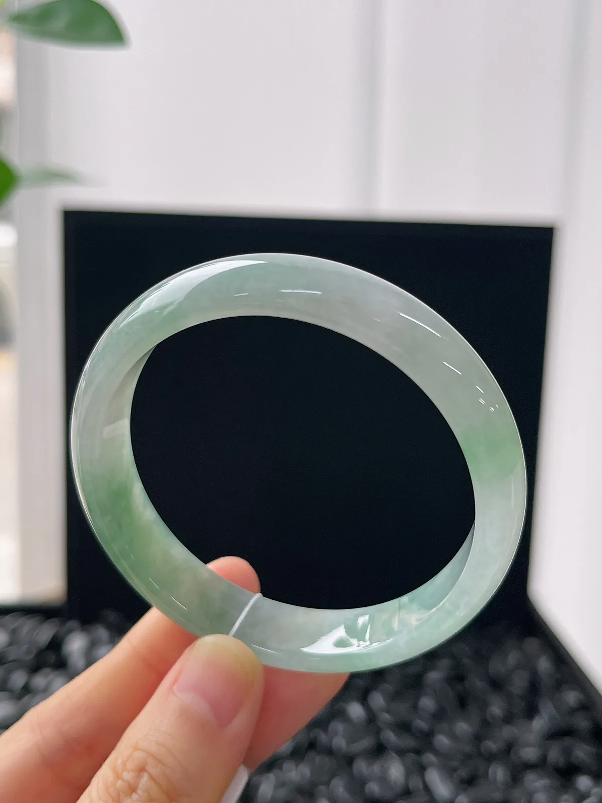 正圈54.3圈口，翡翠冰糯种淡绿色手镯