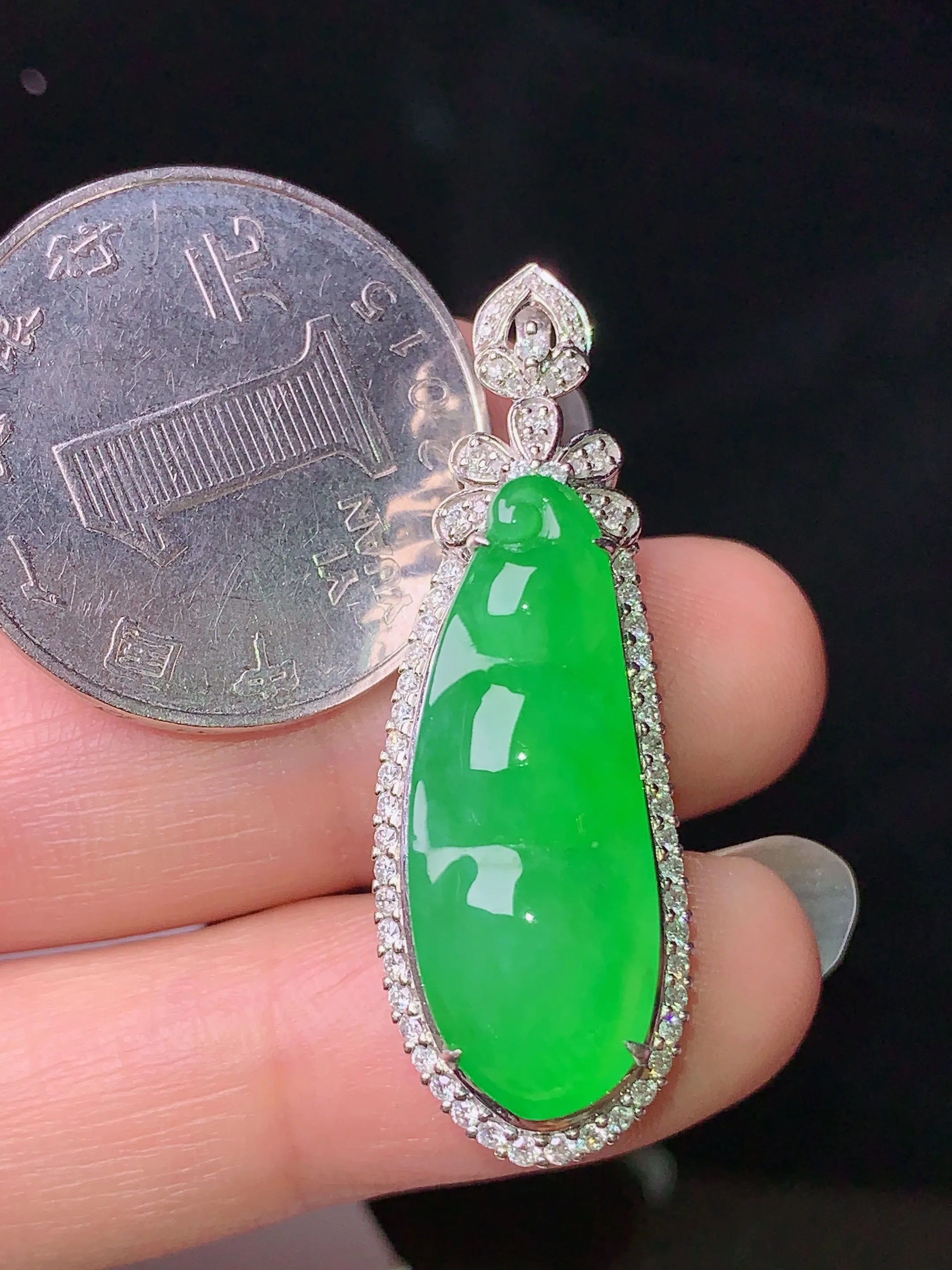 18k金钻镶嵌满绿四季豆吊坠 玉质细腻 色泽清新艳丽 整体尺寸37.8*13*11.8