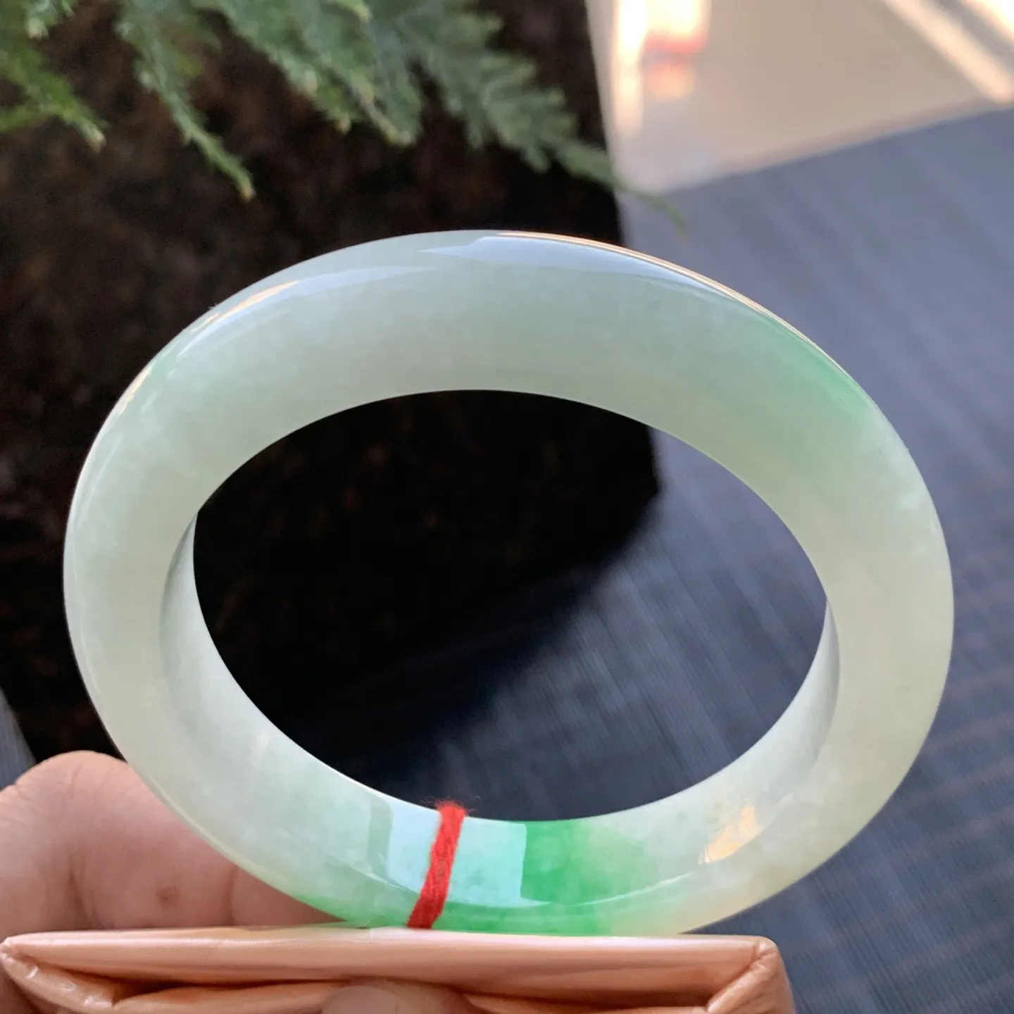 正圈冰糯阳绿 无瑕 尺寸:57.1/12.4/9.7 色好 大圈口