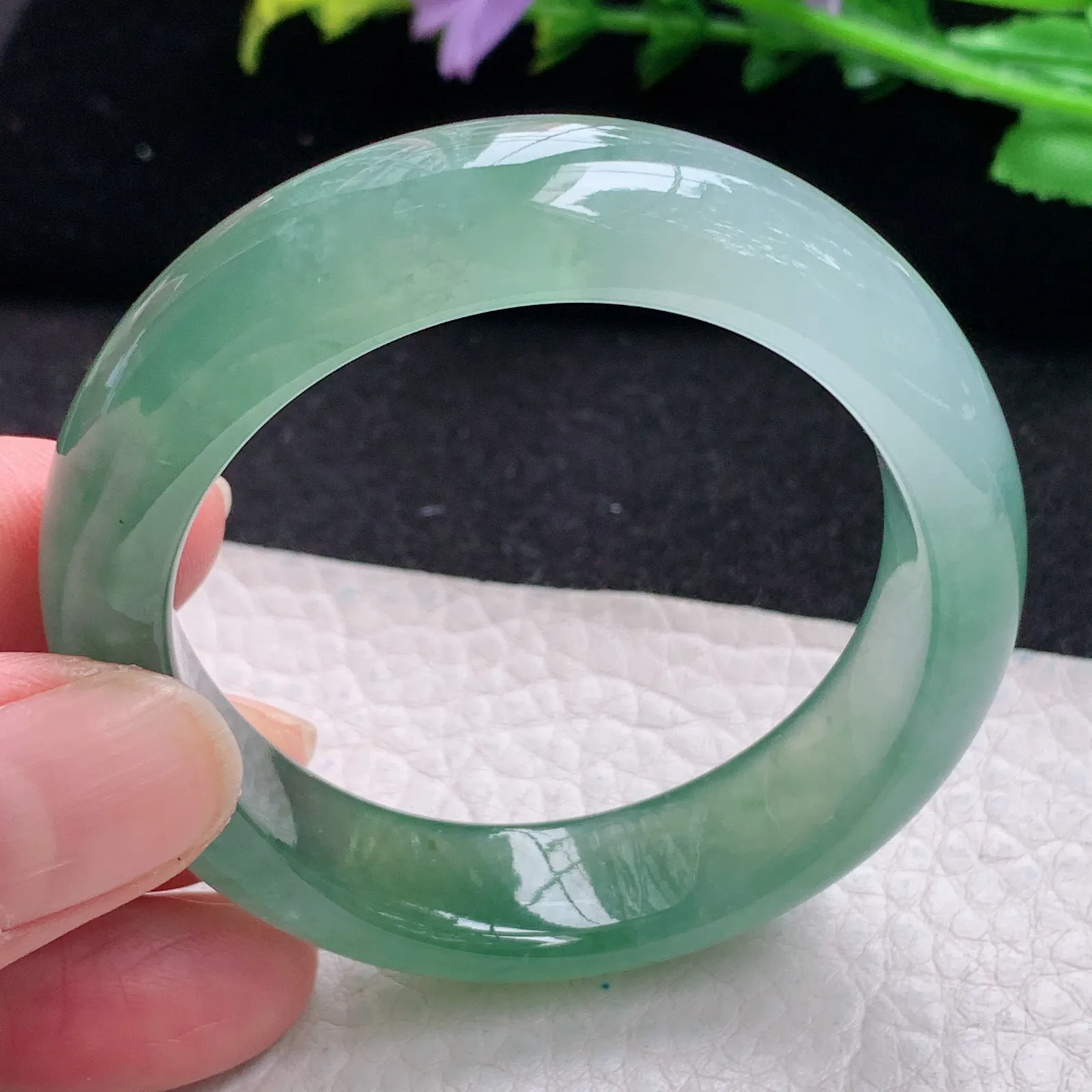 xo小圈口53*45*12.6*7.8贵妃镯 缅甸翡翠玉手镯冰绿起光秀气蛋形宽边玉手环