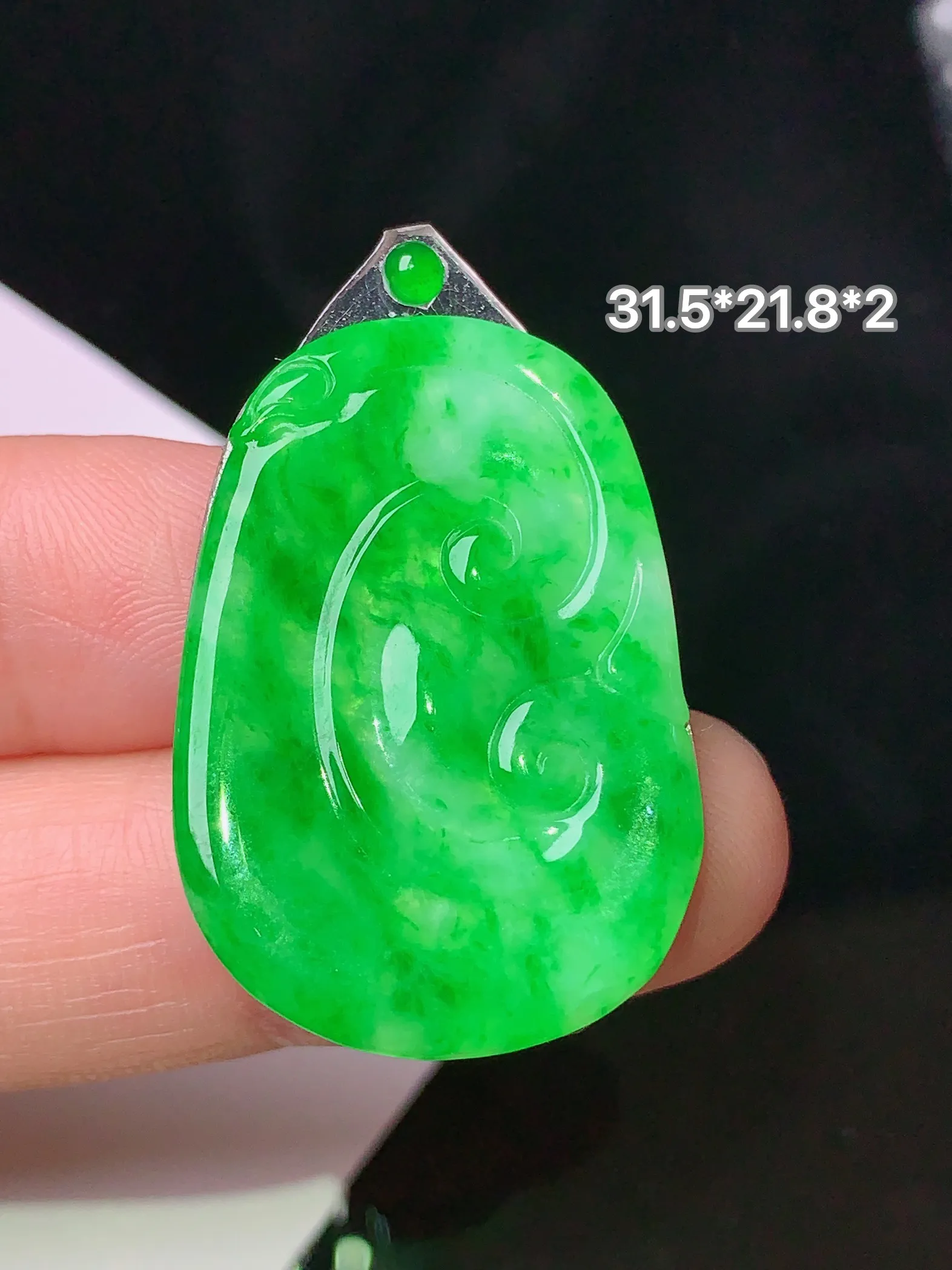 镶嵌款 翠绿如意吊坠 玉质细腻 色泽清新艳丽 整体尺寸31.5*21.8*2