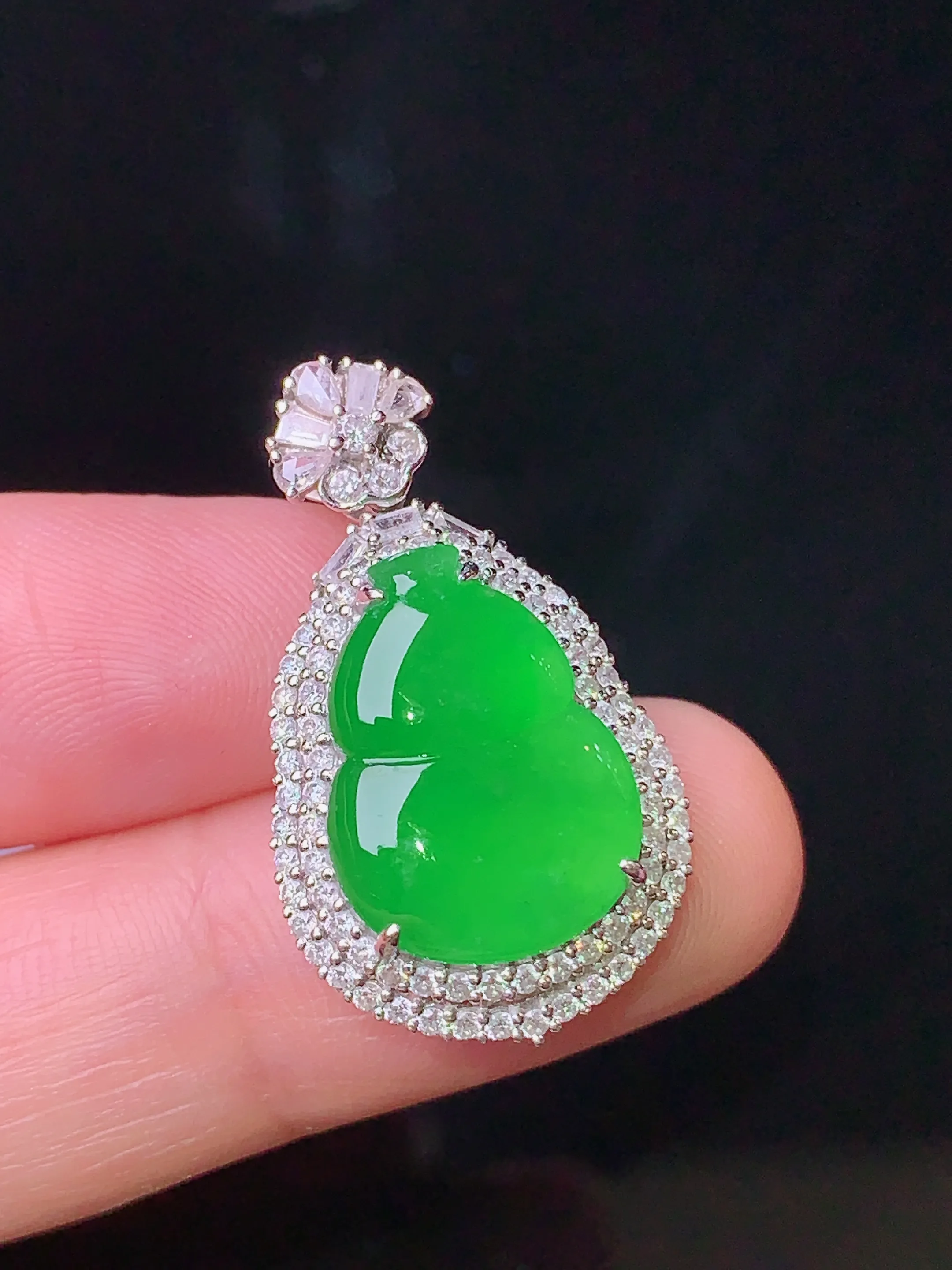 18k金钻镶嵌满绿葫芦吊坠 玉质细腻 色泽清新艳丽 整体尺寸28.3*16.3*7.7