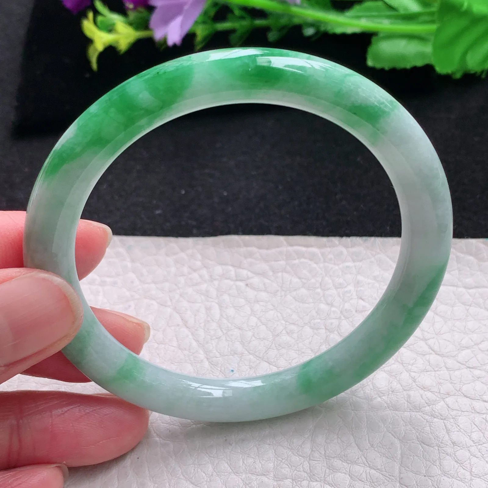 yh自然光57*8*8.3叮当镯 缅甸翡翠玉手镯飘绿秀气圆条玉手环