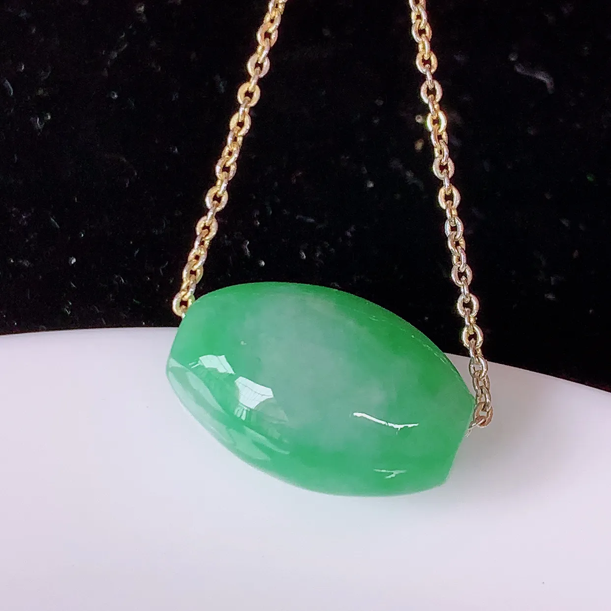 自然光实拍，冰润飘绿翡翠路路通吊坠，寓意时来运转、财源滚滚，款式新颖时尚，日常百搭的款！配图银链#058.1尺寸17*11.5*9mm