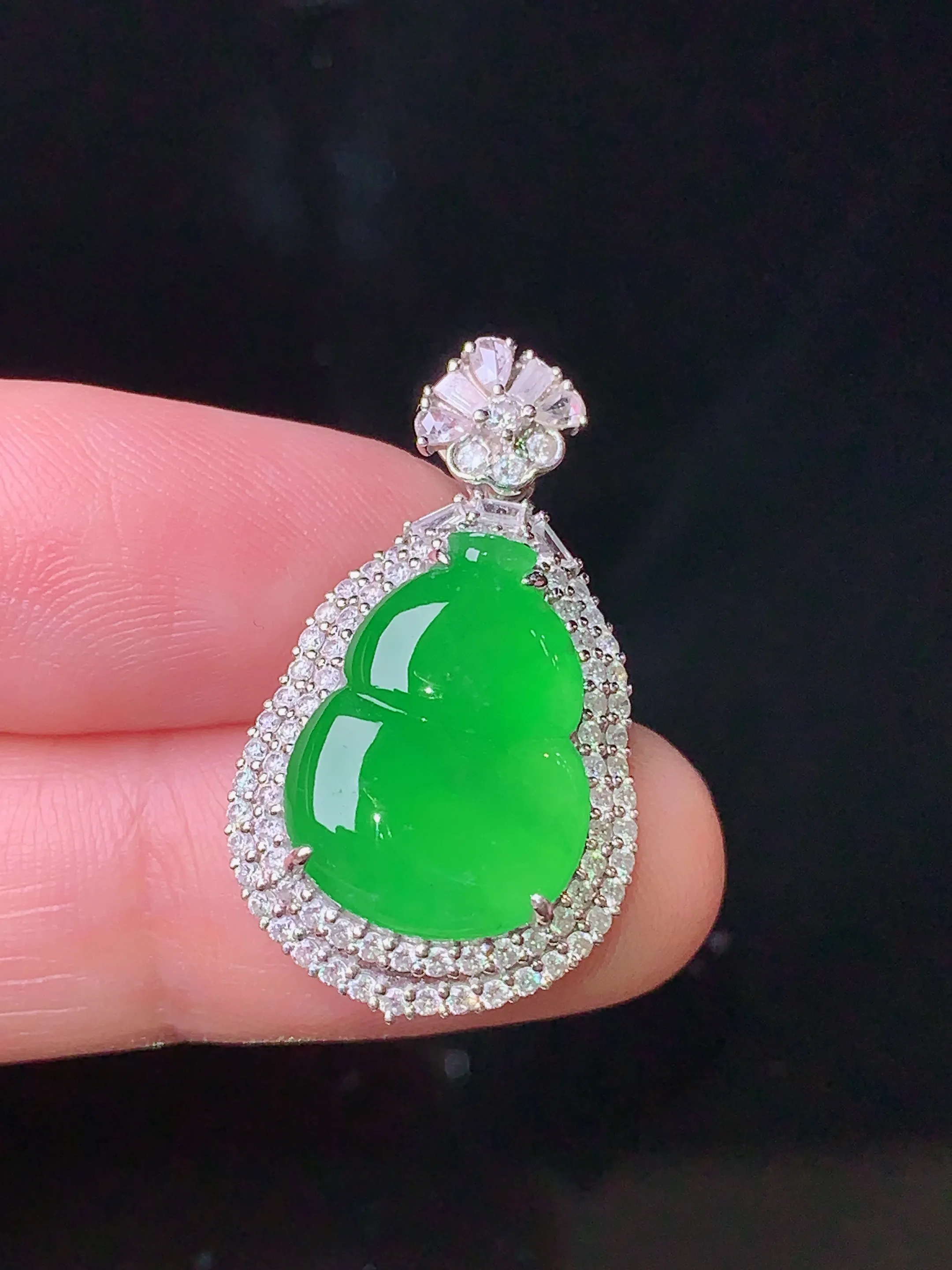 18k金钻镶嵌满绿葫芦吊坠 玉质细腻 色泽清新艳丽 整体尺寸28.3*16.3*7.7