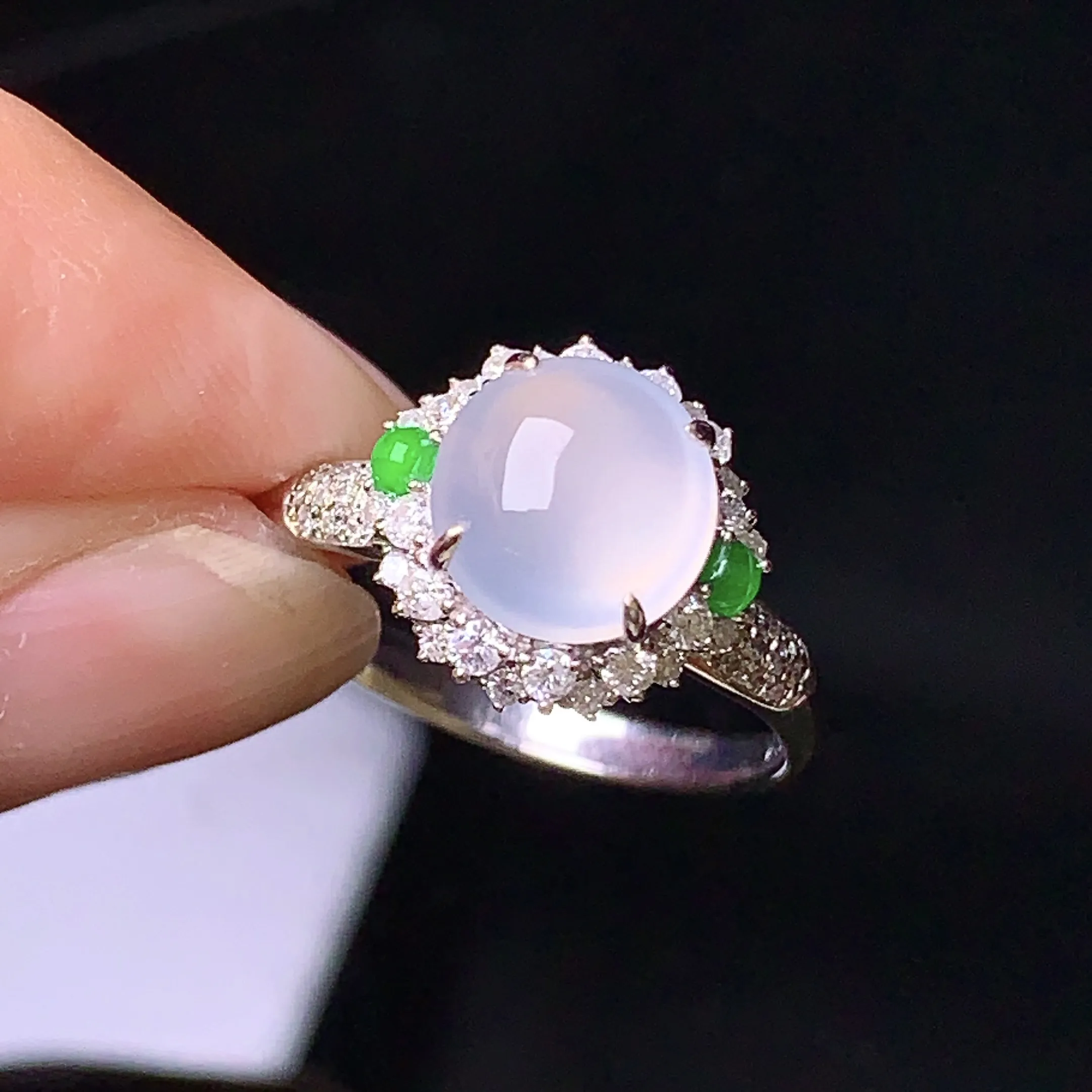 18k金钻镶嵌冰种蛋面戒指 玉质细腻 色泽清新艳丽 圈口14 整体尺寸11.3*11.7*9.8