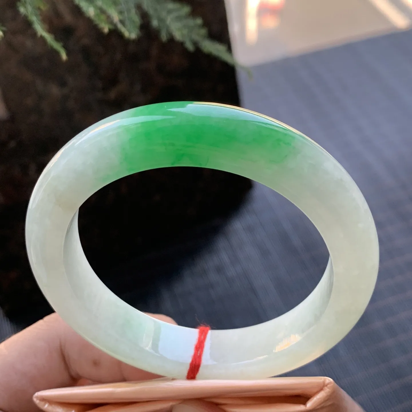 正圈冰糯阳绿 无瑕 尺寸:57.1/12.4/9.7 色好 大圈口