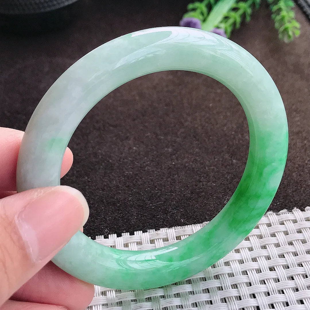 天然a货翡翠54/9.9/10.1老坑精美温润飘阳绿圆条手镯翡翠玉手镯